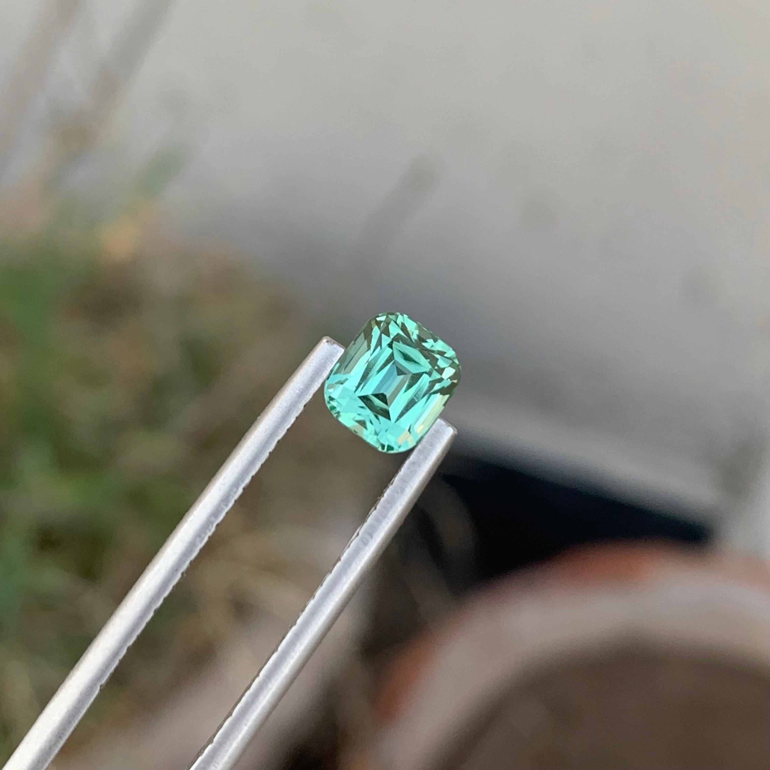 1,40 Karat natürlicher loser hellgrüner Turmalin in Smaragdform für Ring (Smaragdschliff) im Angebot