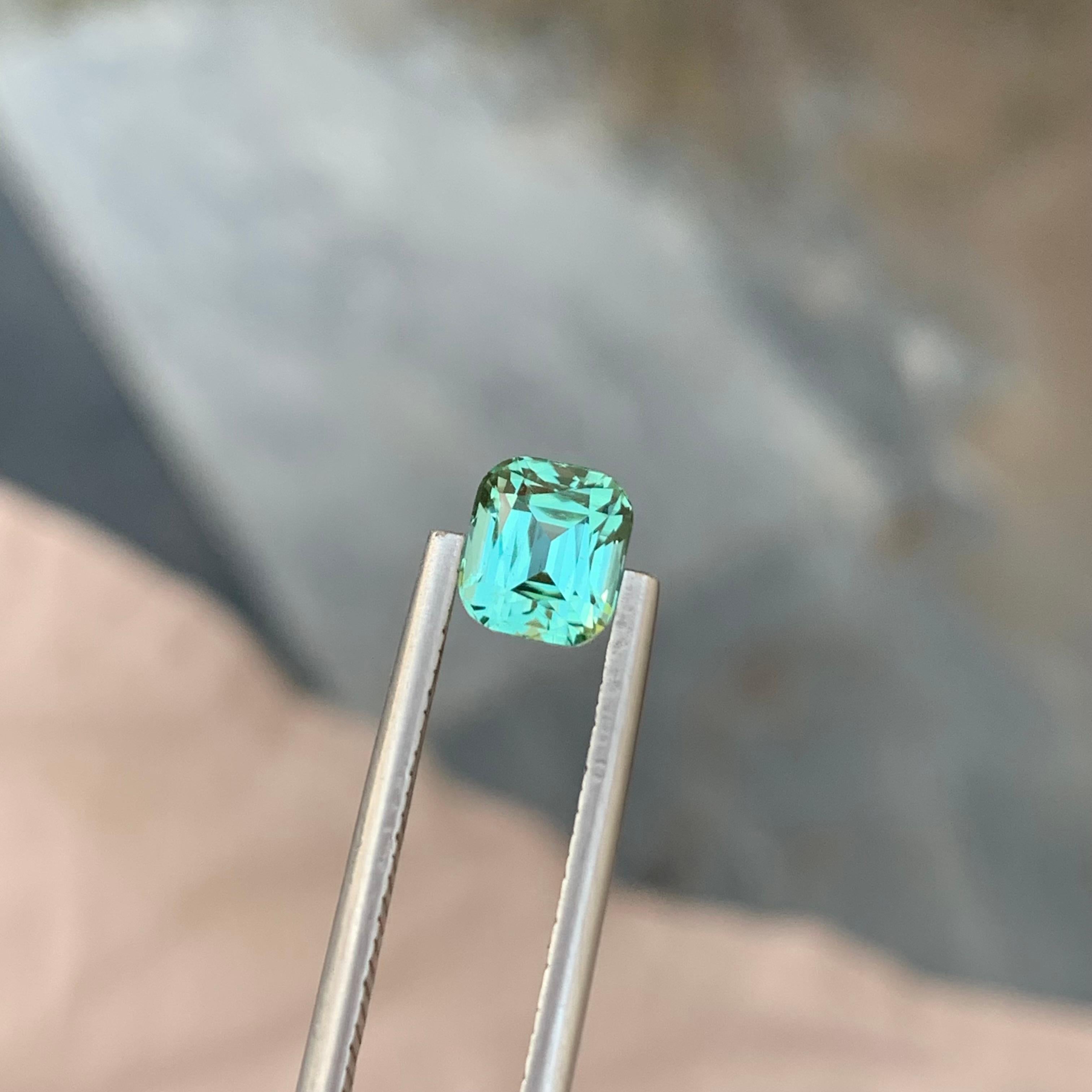 1,40 Karat natürlicher loser hellgrüner Turmalin in Smaragdform für Ring für Damen oder Herren im Angebot