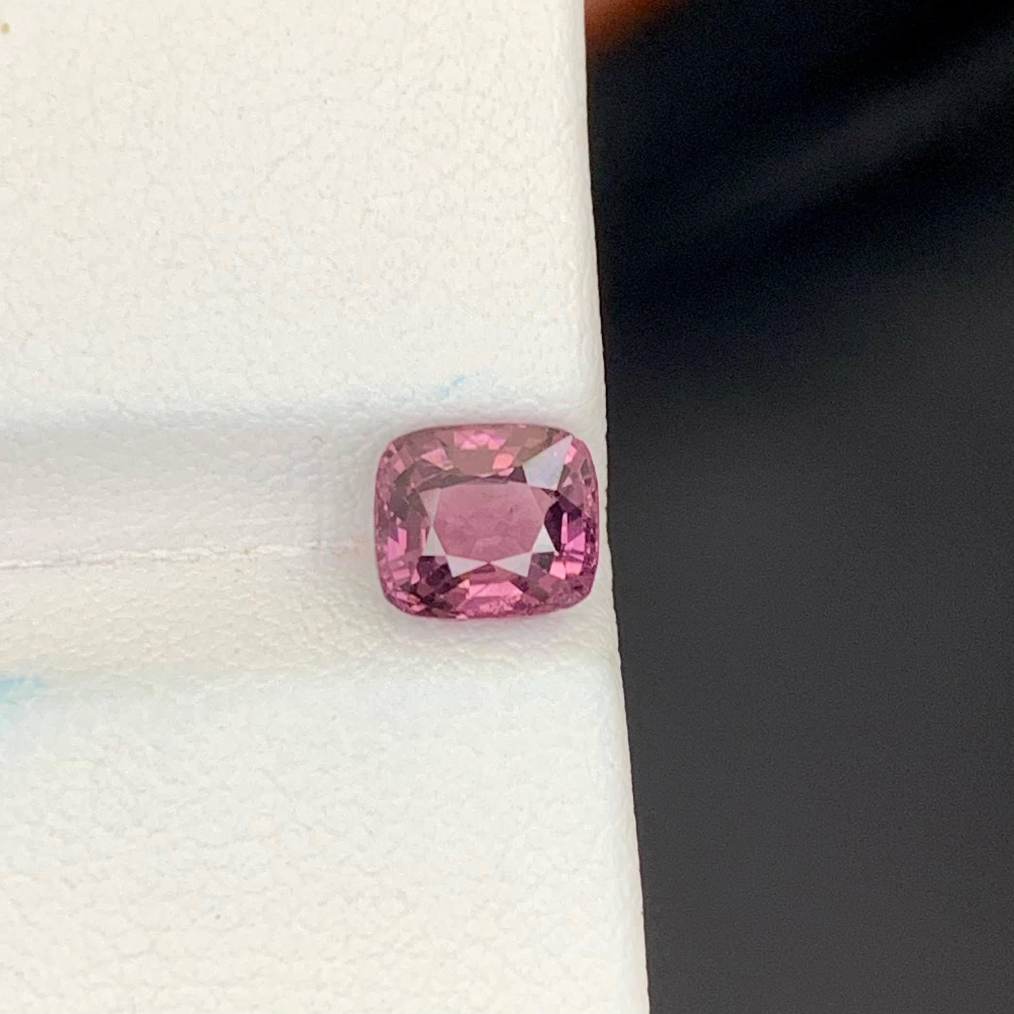Peso 1,40 carati 
Dimensioni 6,5x5,6x4,1 mm
Trattamento Nessuno 
Origine Birmana 
Chiarezza VVS 
Forma taglio cuscino 




Questo spinello rosa violaceo naturale da 1,40 carati proveniente dalla Birmania mostra una bellezza e una brillantezza