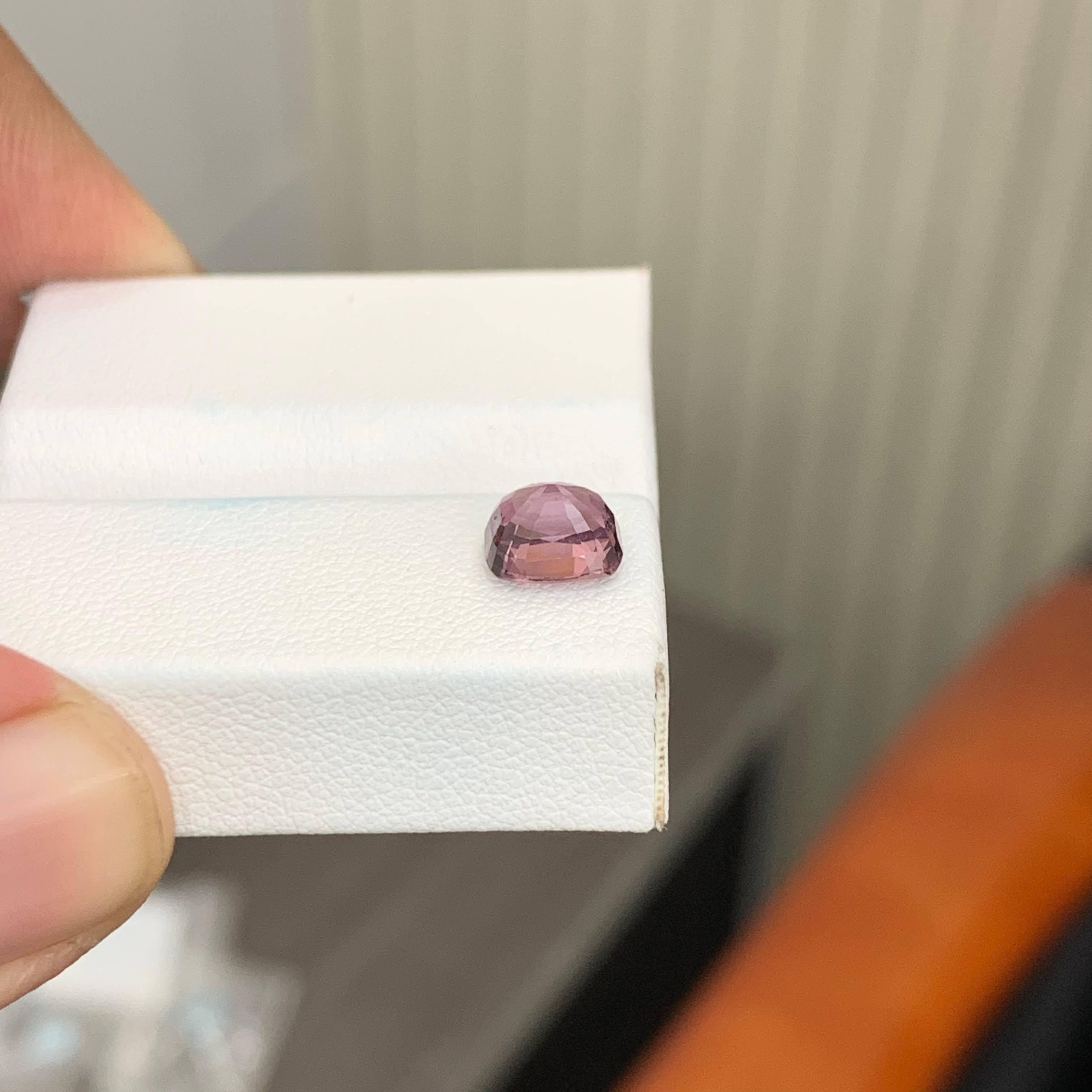 Moderno 1.40 Carati di Spinello birmano rosa violaceo naturale sciolto con taglio a cuscino in vendita