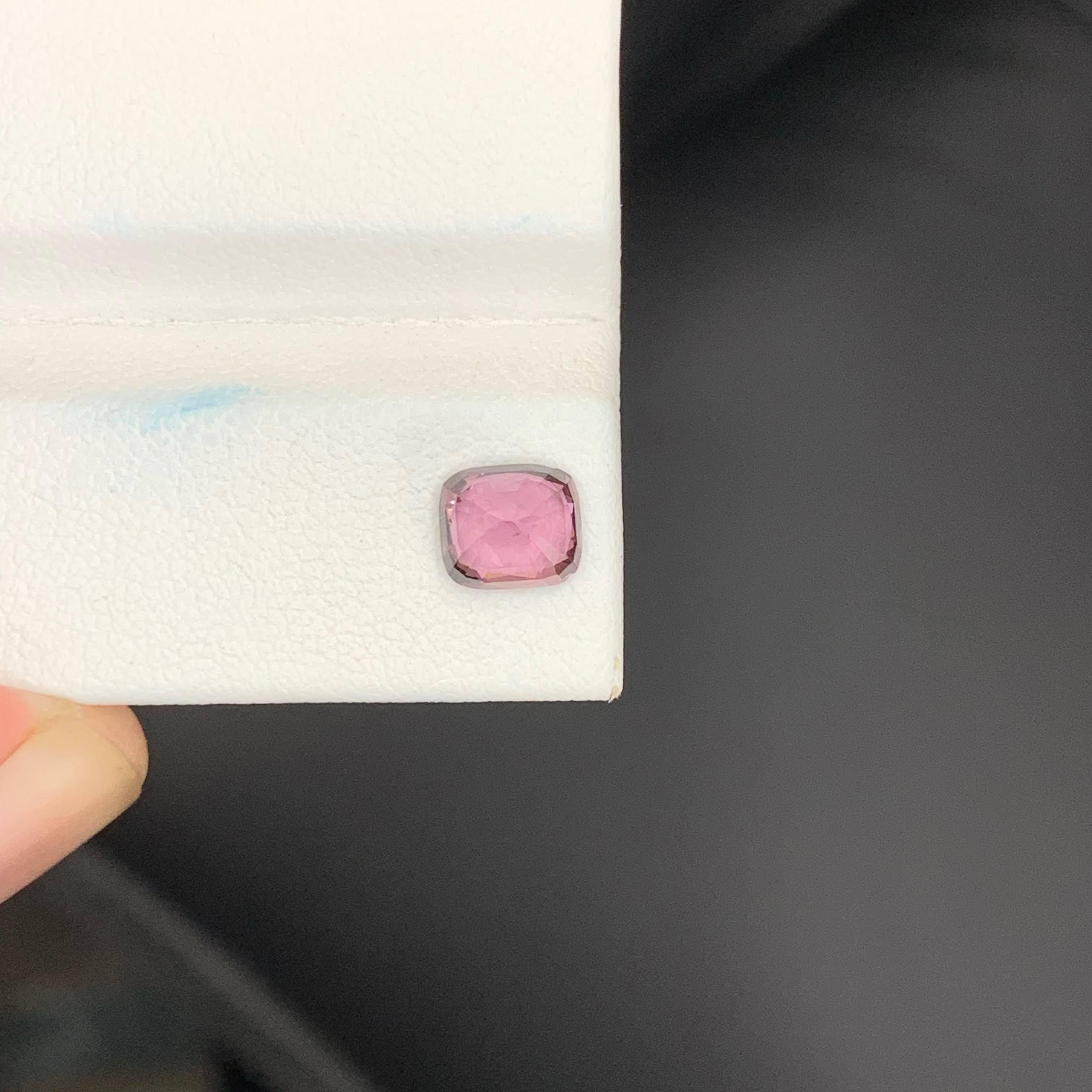 1.40 Carati di Spinello birmano rosa violaceo naturale sciolto con taglio a cuscino In condizioni Nuovo in vendita a Bangkok, TH
