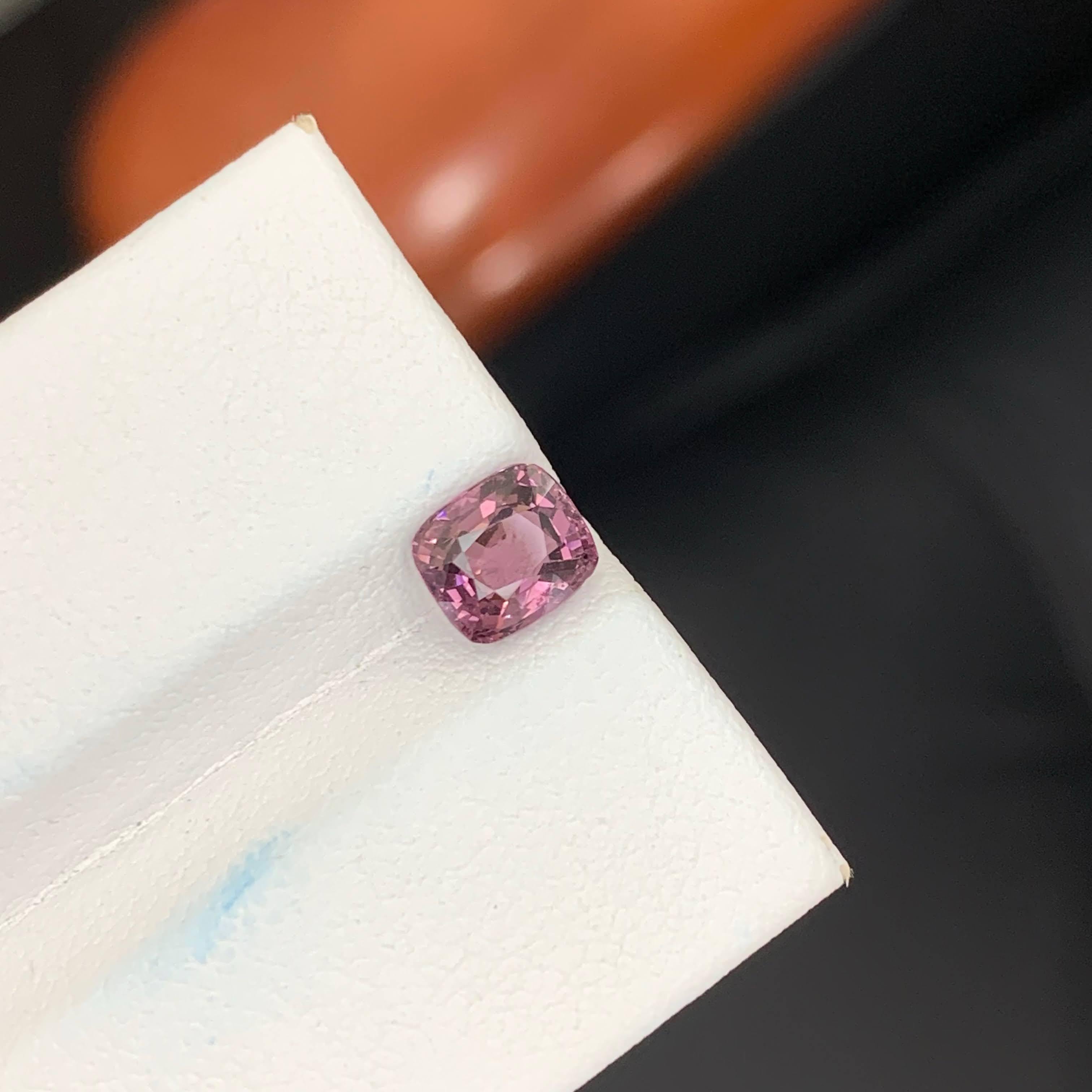 da uomo o donna 1.40 Carati di Spinello birmano rosa violaceo naturale sciolto con taglio a cuscino in vendita