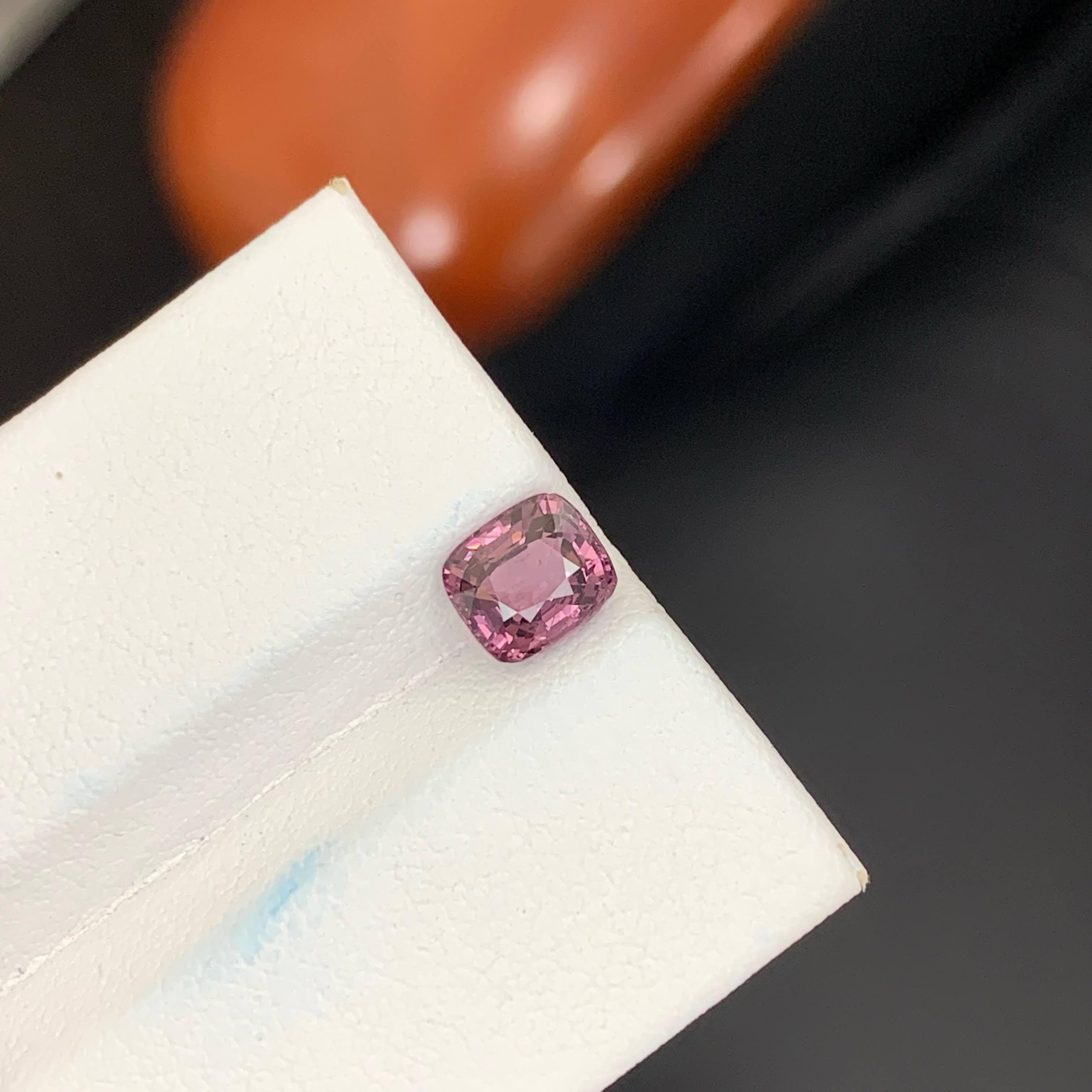 1.40 Carati di Spinello birmano rosa violaceo naturale sciolto con taglio a cuscino in vendita 2