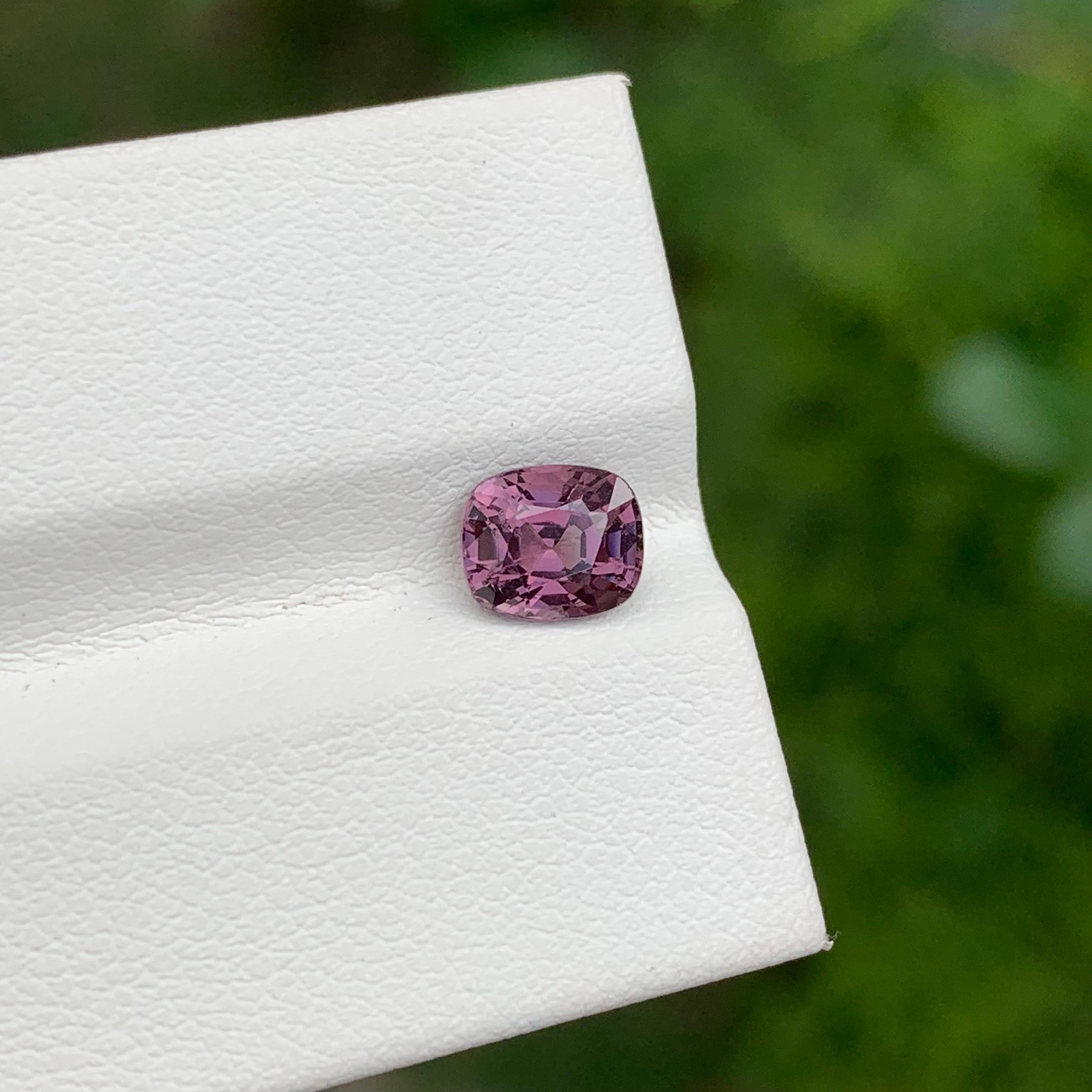 Spinelle facettée de couleur rose pourpre

Poids : 1,40 carat
Dimension : 6,8 x 5,8 x 4,5 mm
Couleur : Rose violacé
Traitement : Non
Forme : Coussin

La Brilliante est une pierre précieuse captivante appréciée pour ses couleurs brillantes et sa