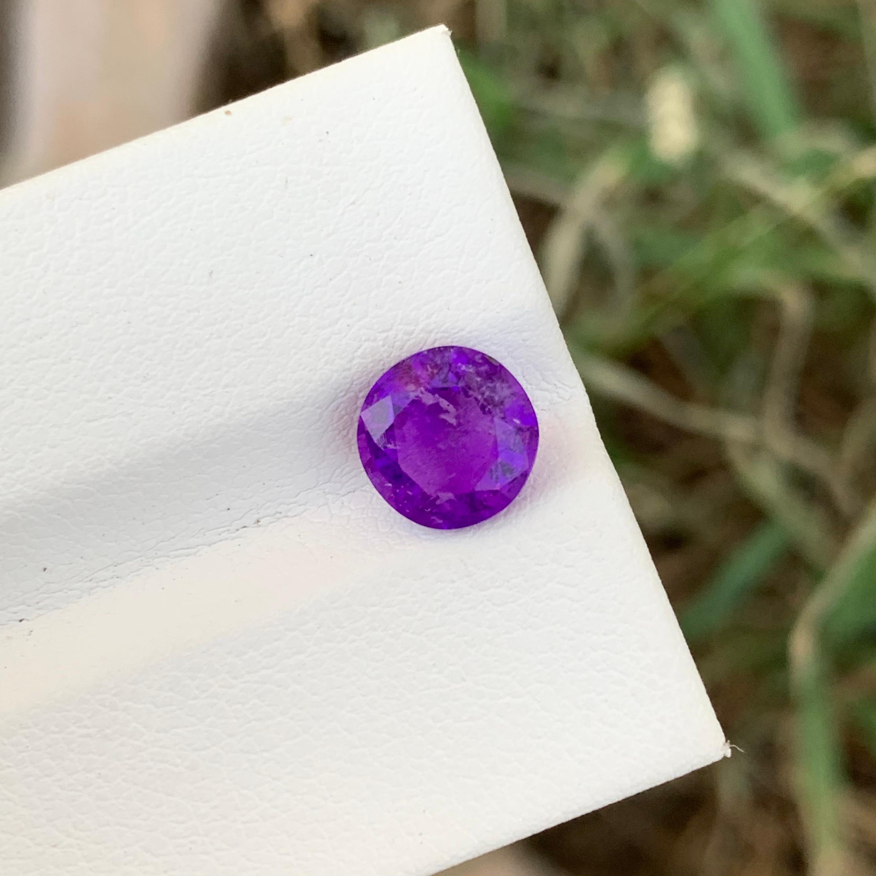 Loser Hackmanit 
Gewicht: 1,40 Karat 
Abmessung: 7.7 x 7.7 x 4.5 Mm
Farbe: Violett 
Die Form: Rund 
Behandlung: Nicht 
Herkunft: Afghanistan 

Hackmanit ist eine einzigartige und seltene Varietät des Minerals Sodalith, die für ihre bemerkenswerte