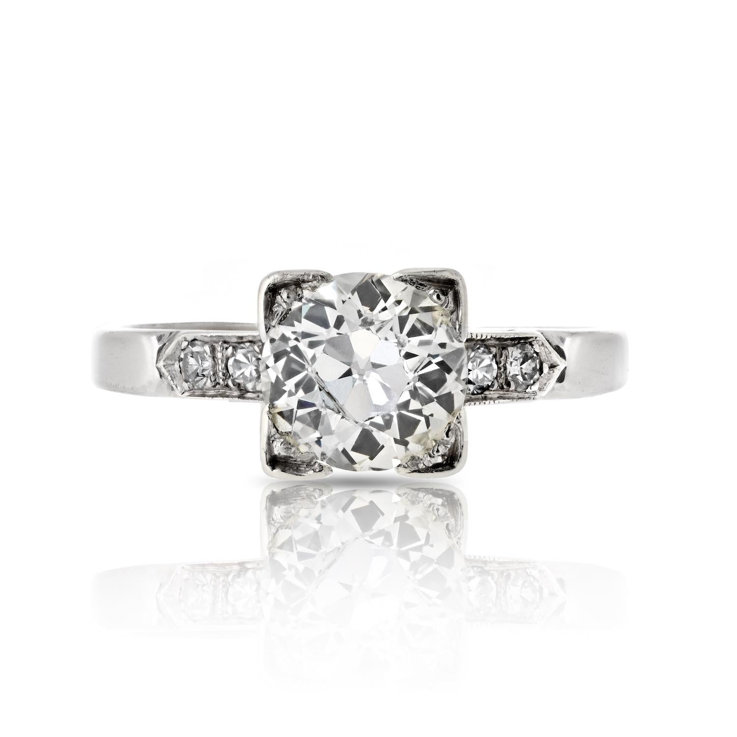 Eleva la tua storia d'amore con il nostro incantevole anello di fidanzamento vintage in oro bianco 14K, con un affascinante diamante Old European Cut da 1,40 carati (circa). Questo pezzo senza tempo è una celebrazione del romanticismo e
