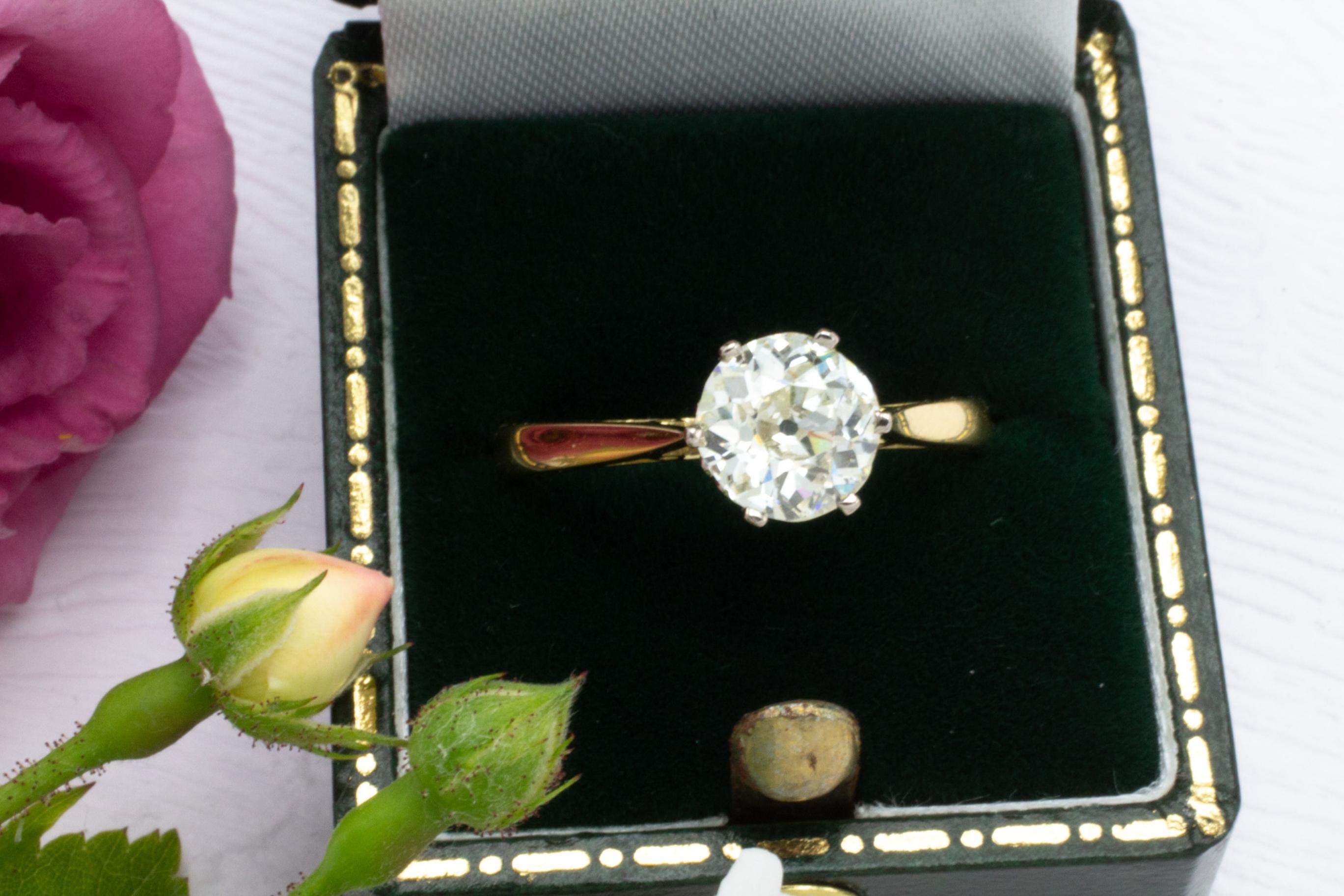 Women's 1.40 Carat Old Mine cut Diamond Solitaire 18 karat Gold ring For Sale
