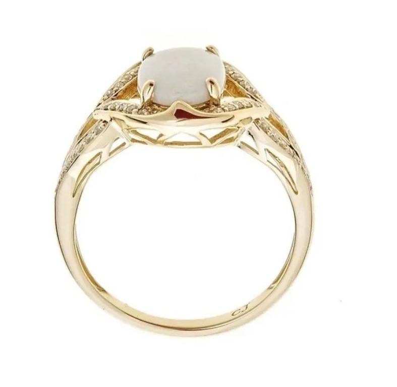 Décorez-vous d'élégance avec cette bague réalisée en or jaune 10 carats par Gin & Grace Ring. Cette bague est composée d'une opale éthiopienne ovale de 9x7 mm (1 pièce) de 1,40 carat et d'un diamant blanc de taille ronde (54 pièces) de 0,18 carat.