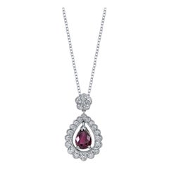 1,40 carat Collier pendentif en goutte en or blanc 18 carats avec rubis sang de pigeon et halo de diamants