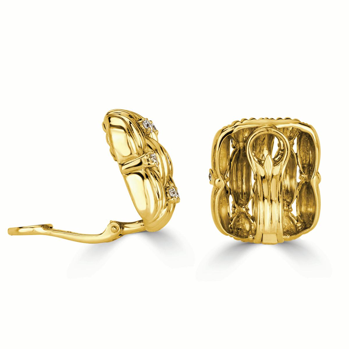 Cette exquise  Cette paire de boucles d'oreilles à clip de Tiffany & Co met en valeur 1,40ct de diamants ronds de taille brillant classés E-F, VS1-VS2. Ils sont sertis d'un luxueux motif tissé en or jaune 18 carats. Vraiment ravissante pour une
