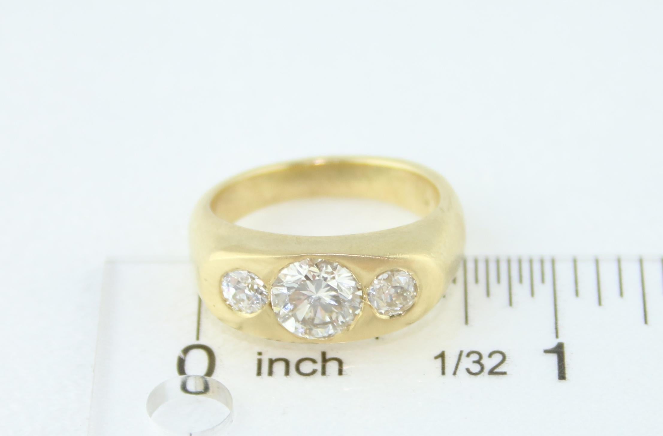 Contemporary 1.40 Carat Round Cut Diamond Three-Stone Gold Signet Ring For Sale
