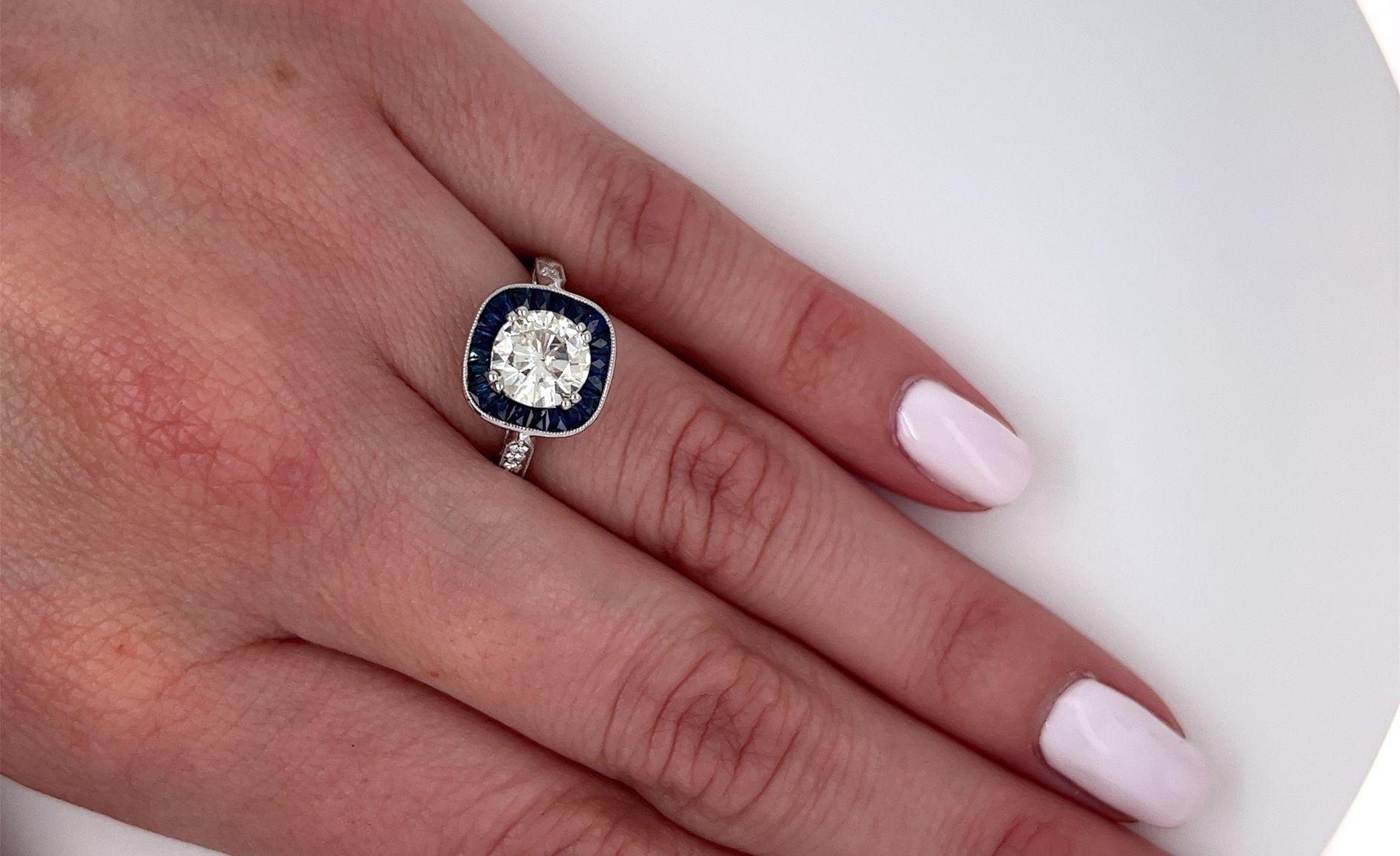 1,40 Karat Diamant im Rundschliff mit blauem Saphir-Halo-Verlobungsring mit Baguetteschliff (Art déco)