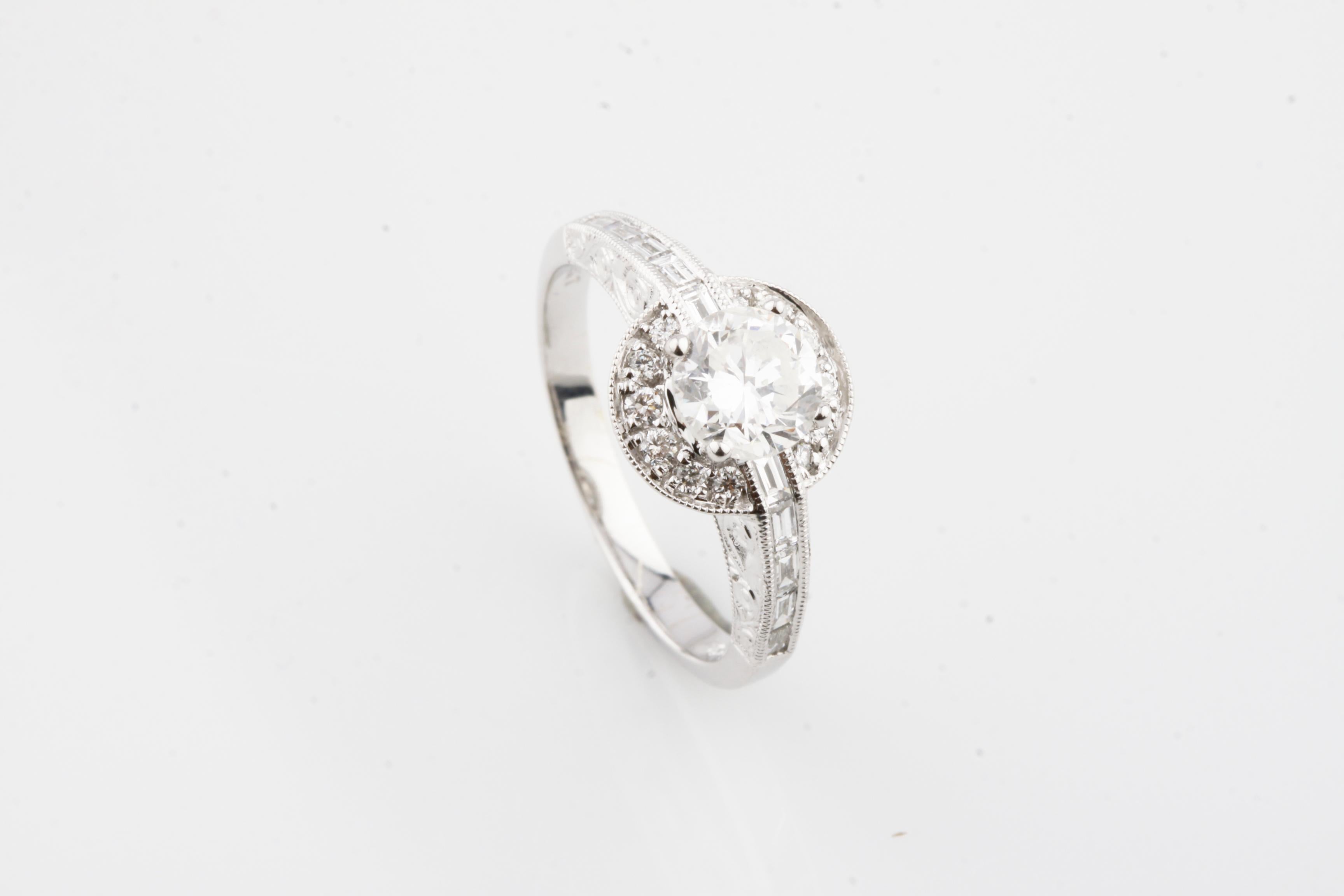 Eine elektronisch getestete 18k Weißgold Damen Cast Diamond Unity Ring
Zustand ist sehr gut
Mit einem diamantbesetzten Solitär in einer diamantbesetzten Lünette, unterstützt von diamantbesetzten Schultern
Ergänzt durch ein zwei Millimeter breites