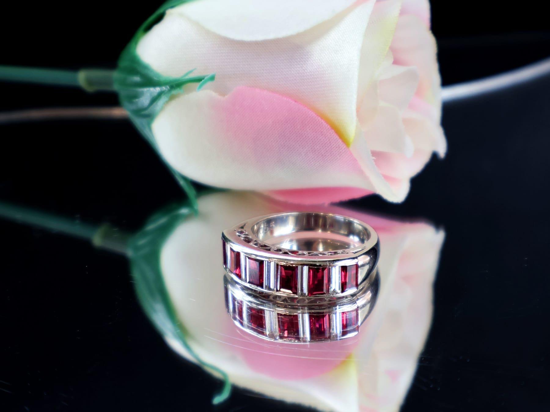 Taglio baguette Anello di mezza eternità in platino con rubino da 1,40 carati e diamante da 0,55 carati, CIRCA 1990 in vendita