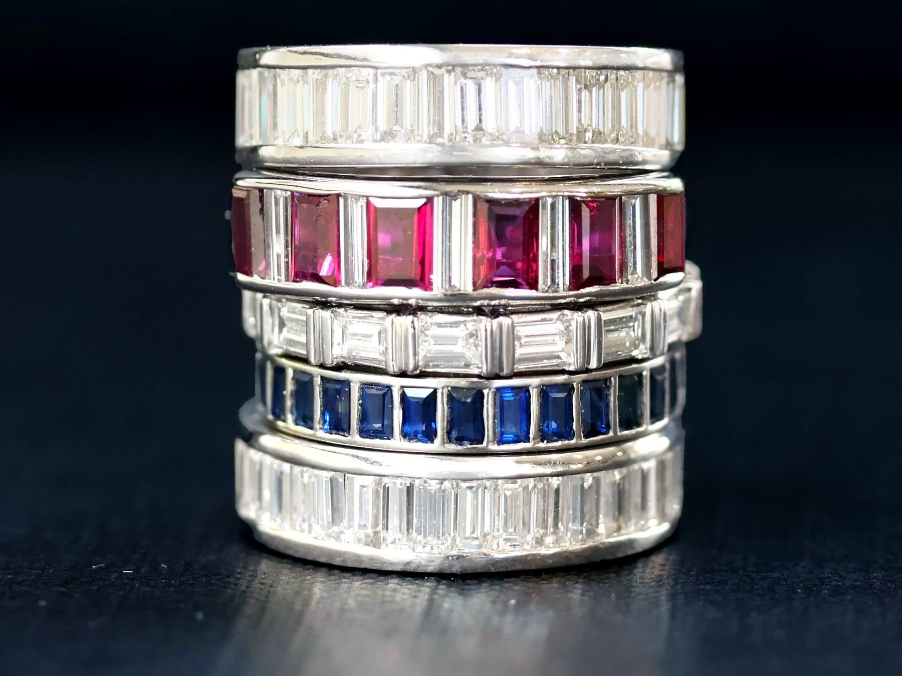 da uomo o donna Anello di mezza eternità in platino con rubino da 1,40 carati e diamante da 0,55 carati, CIRCA 1990 in vendita