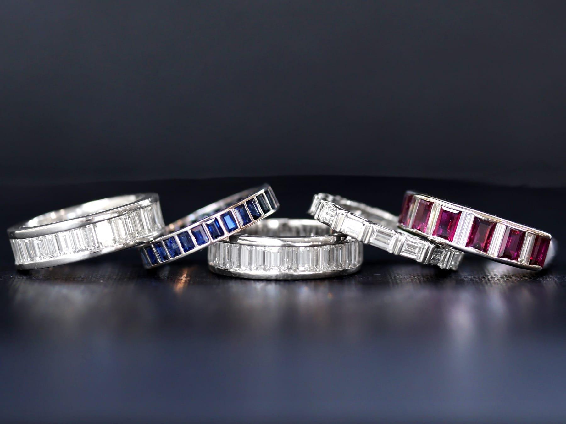 Anello di mezza eternità in platino con rubino da 1,40 carati e diamante da 0,55 carati, CIRCA 1990 in vendita 1