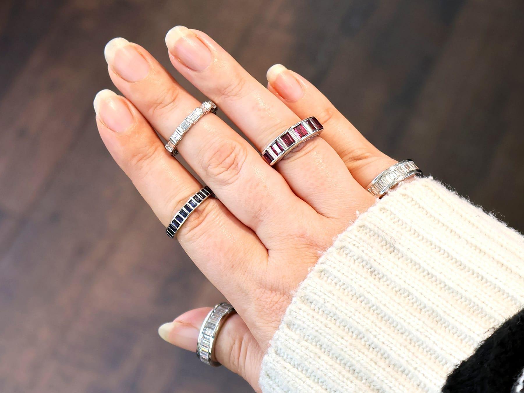 Anello di mezza eternità in platino con rubino da 1,40 carati e diamante da 0,55 carati, CIRCA 1990 in vendita 2