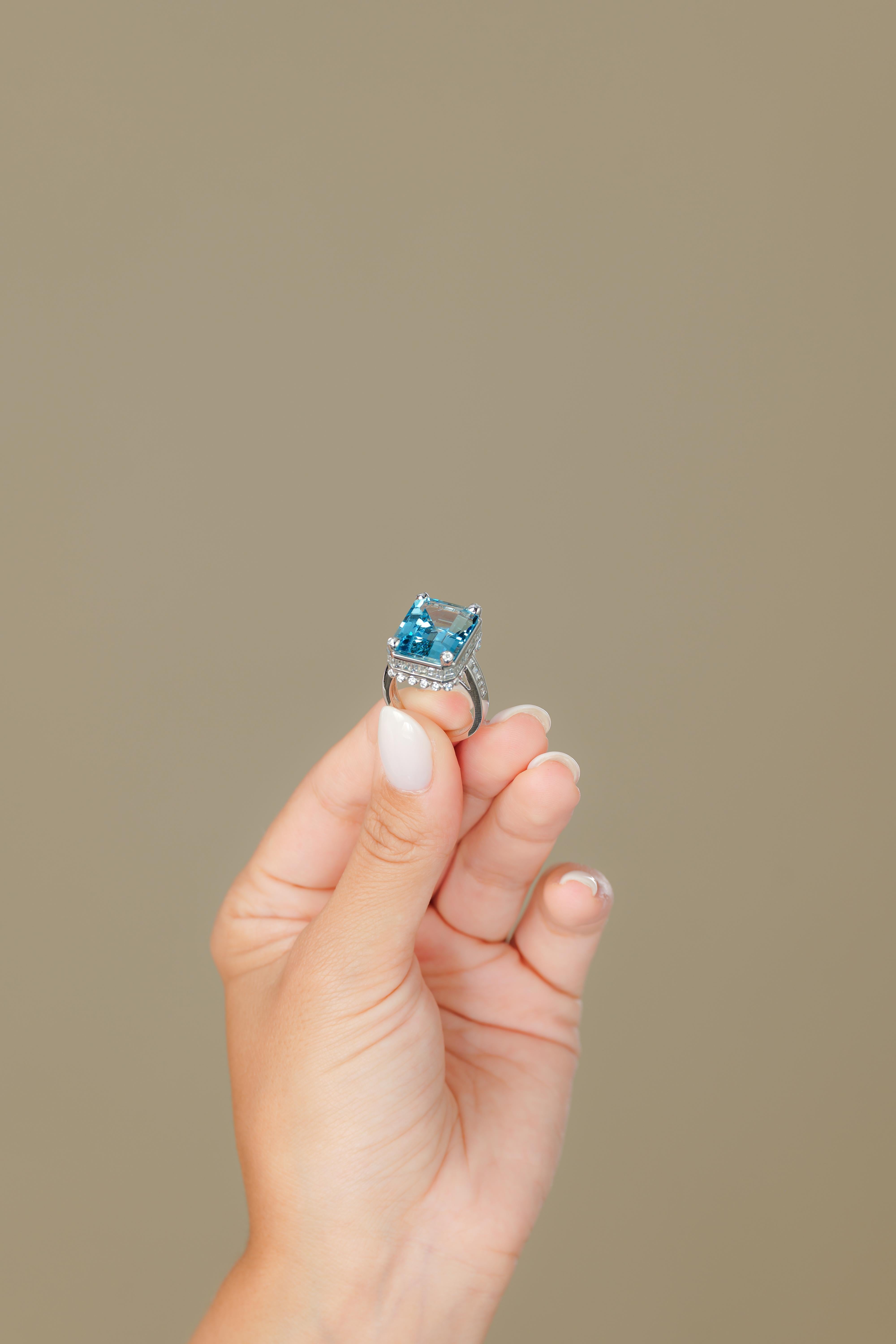 14.0 Carat Santa Maria Aquamarine and Diamond Ring in 18 Karat White Gold In New Condition For Sale In Hong Kong, HK