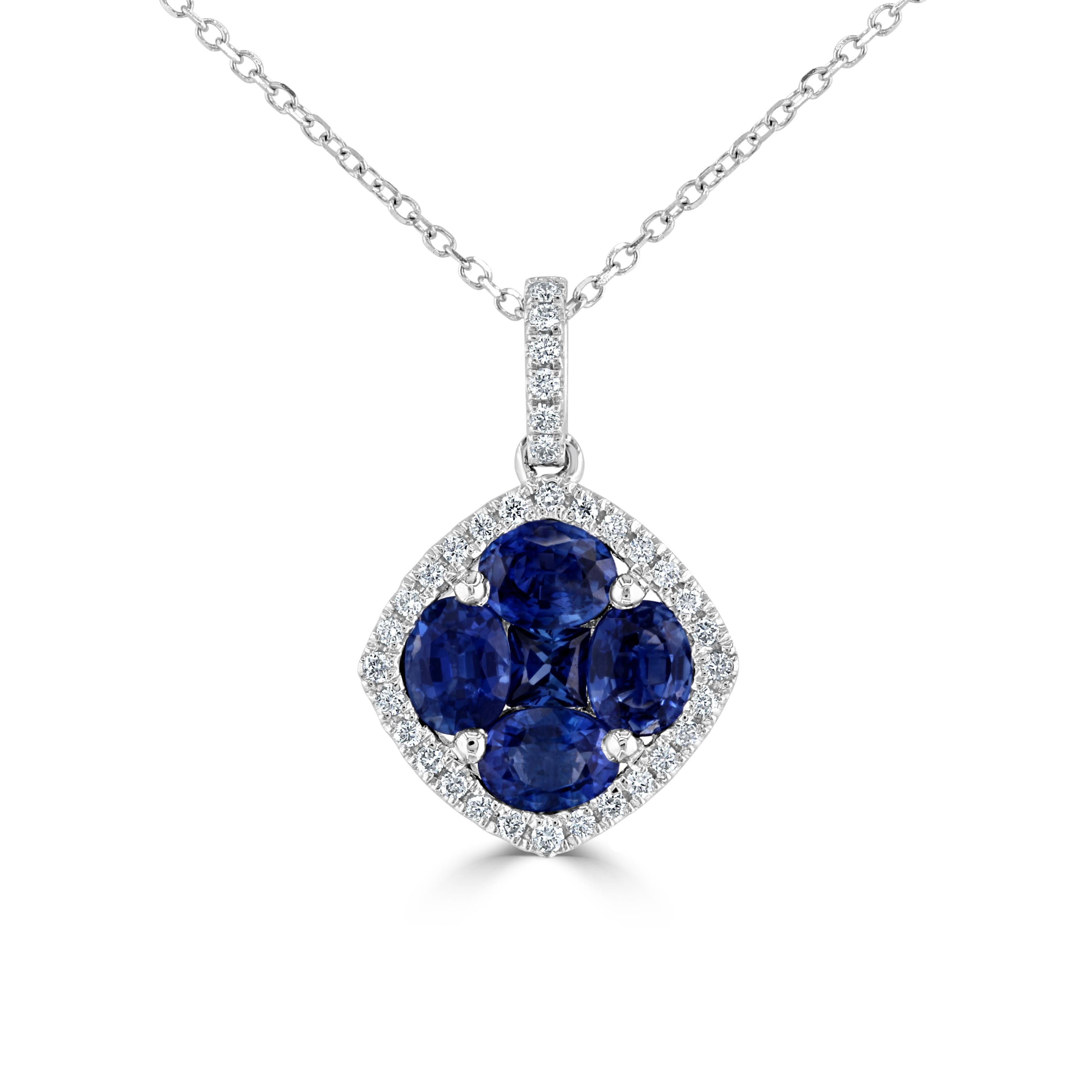 Illumina la tua scollatura con questo squisito ciondolo a grappolo di zaffiri, un pezzo che unisce il fascino classico a una brillantezza sorprendente. Al centro del design si trova un vibrante grappolo di ricchi zaffiri blu, disposti in modo da