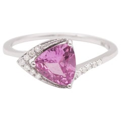 1.bague en or blanc 18 carats avec saphir rose triangulaire de 40 carats et diamants