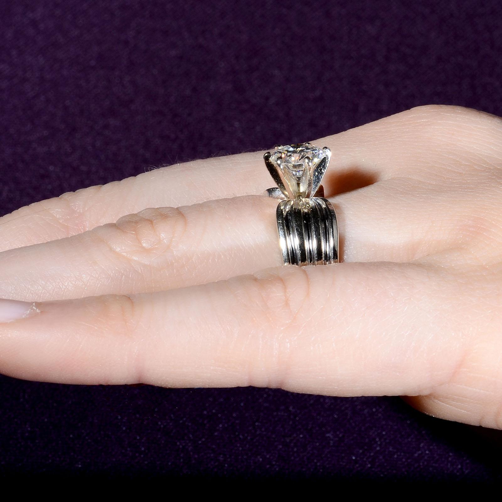 Women's 1.43 Carat VVS2 Diamond Solitaire Engagement Ring For Sale