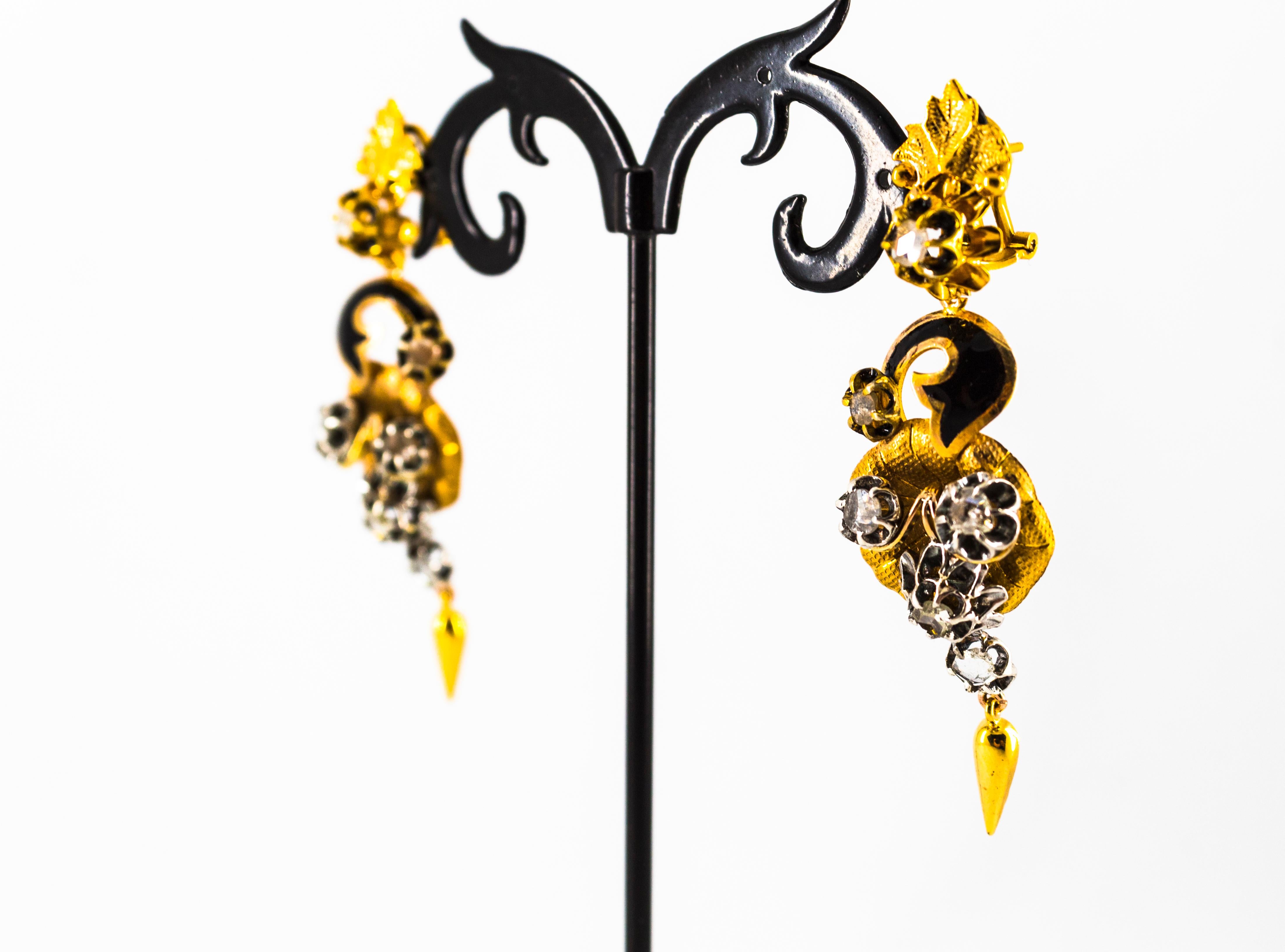 Clips d'oreilles à fleurs en or jaune et émail avec diamants blancs taille rose de 1,40 carat en vente 3