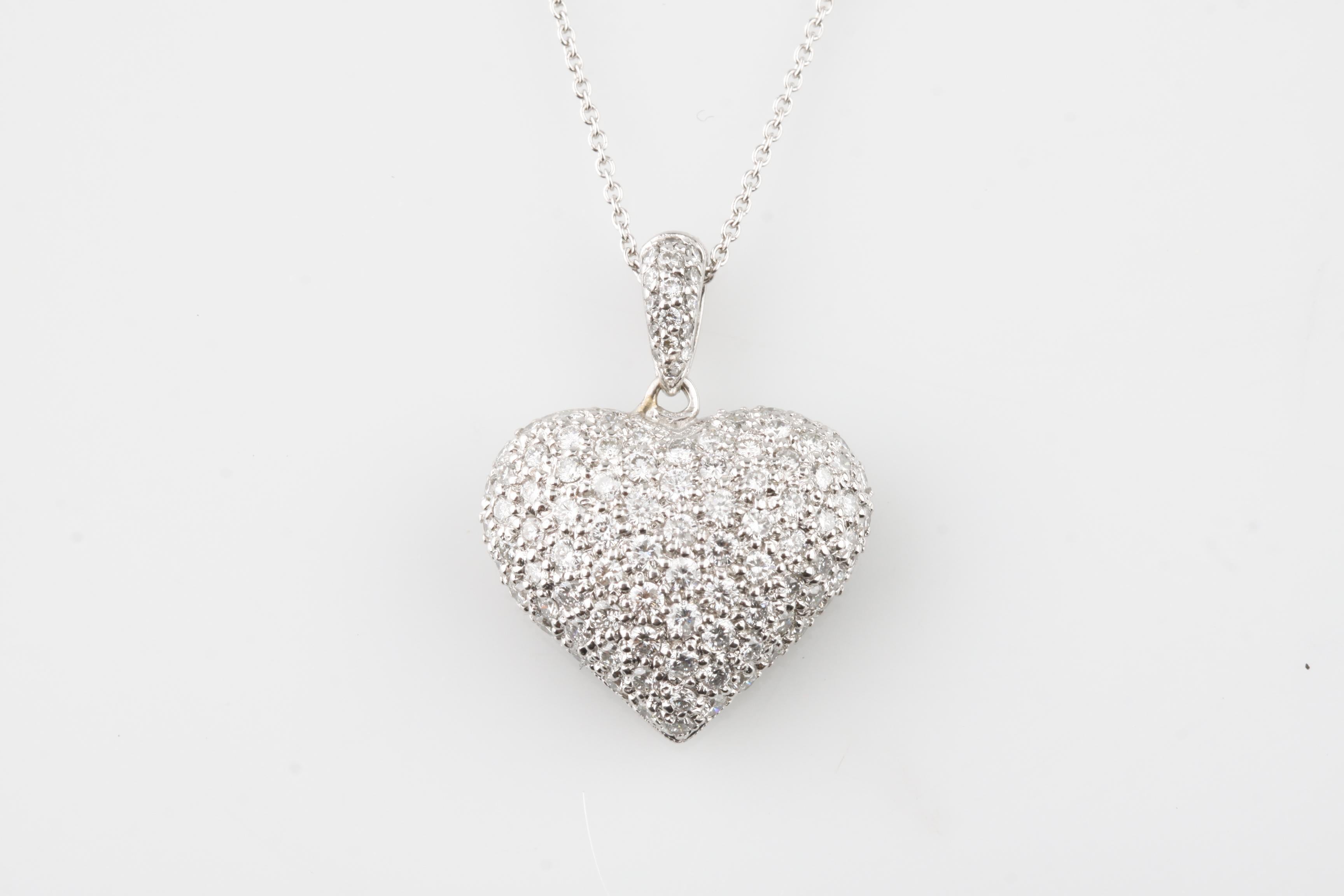 1.40 Carat 18 Karat White Gold Pavé Heart Pendant with 14 Karat White Gold Chain In Good Condition For Sale In Sherman Oaks, CA