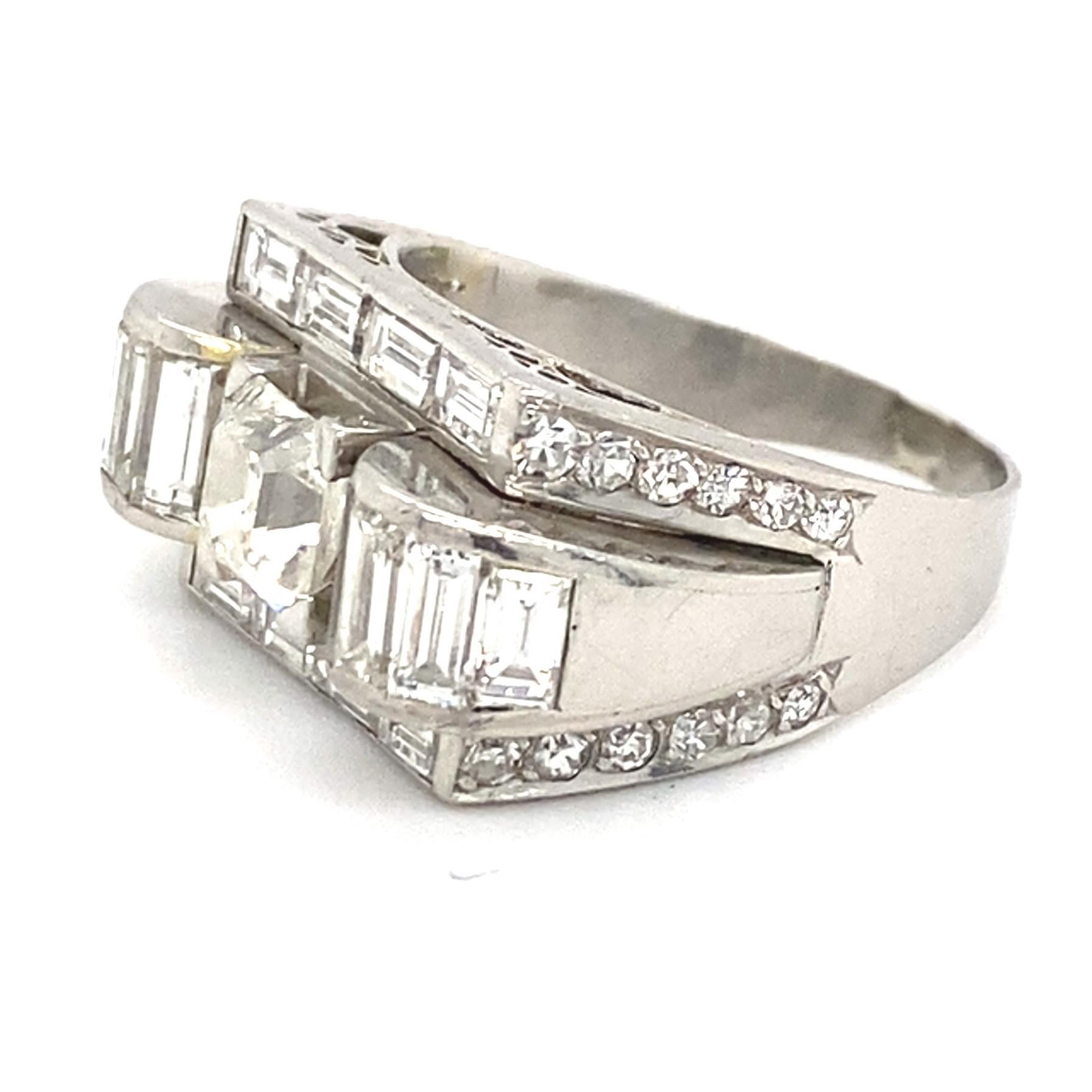 Classy Art Déco diamond and platinum ring of tank design, set with a gorgeous Asscher-cut Diamond of 1.40 carats, 16 baguette-cut diamonds totalling circa 2.2 carats and 24 single-cut diamonds totalling circa 0.5 carats. The ring shank features