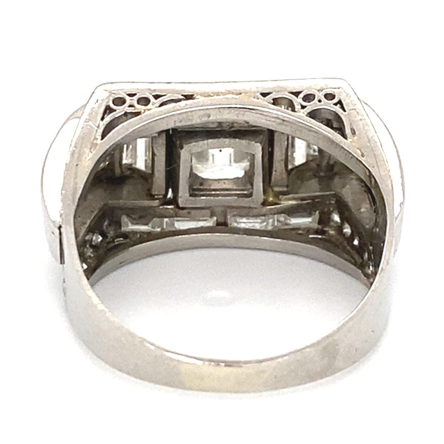 1.40 Carat Asscher-Cut Diamond Platinum Art Déco Tank Ring In Good Condition In Zurich, CH