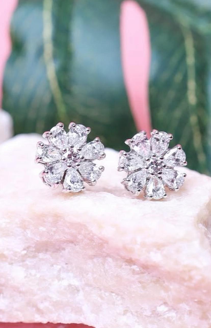 Un paio di squisiti orecchini con diamanti dall'adorabile design floreale, così elegante e raffinato.
Eleva la tua bellezza senza tempo e aggiungi un tocco di classe e charme a te stesso.
Gli splendidi orecchini sono realizzati in oro 18 carati con