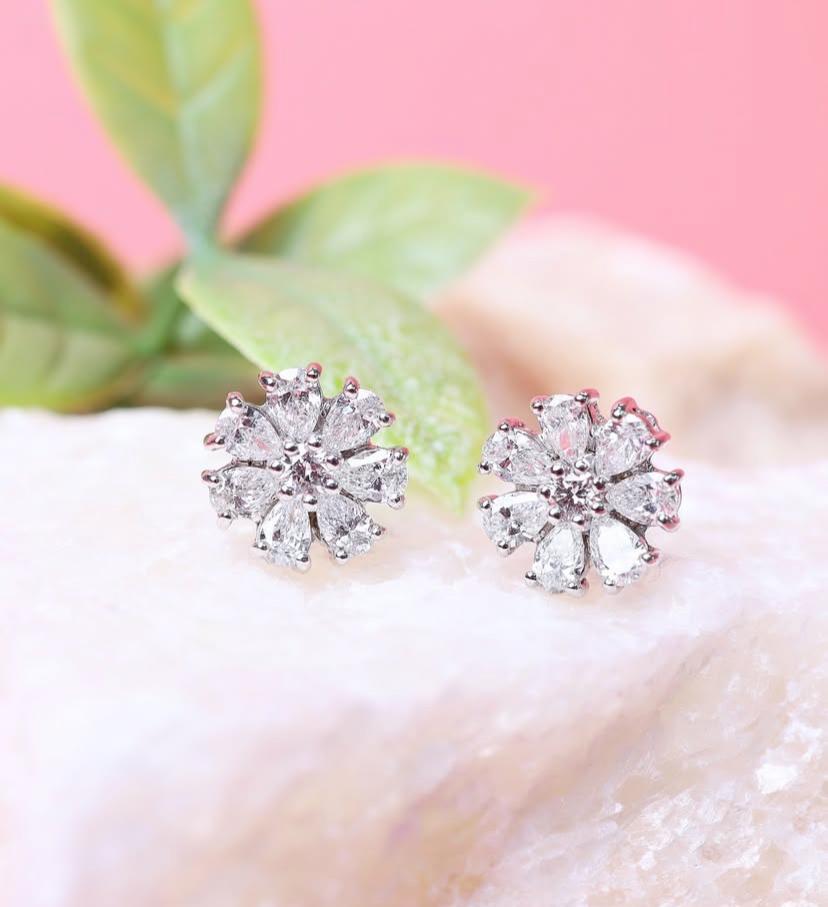 Orecchini floreali in oro 18K con diamanti da 1,40 carati In condizioni Nuovo in vendita a Massafra, IT
