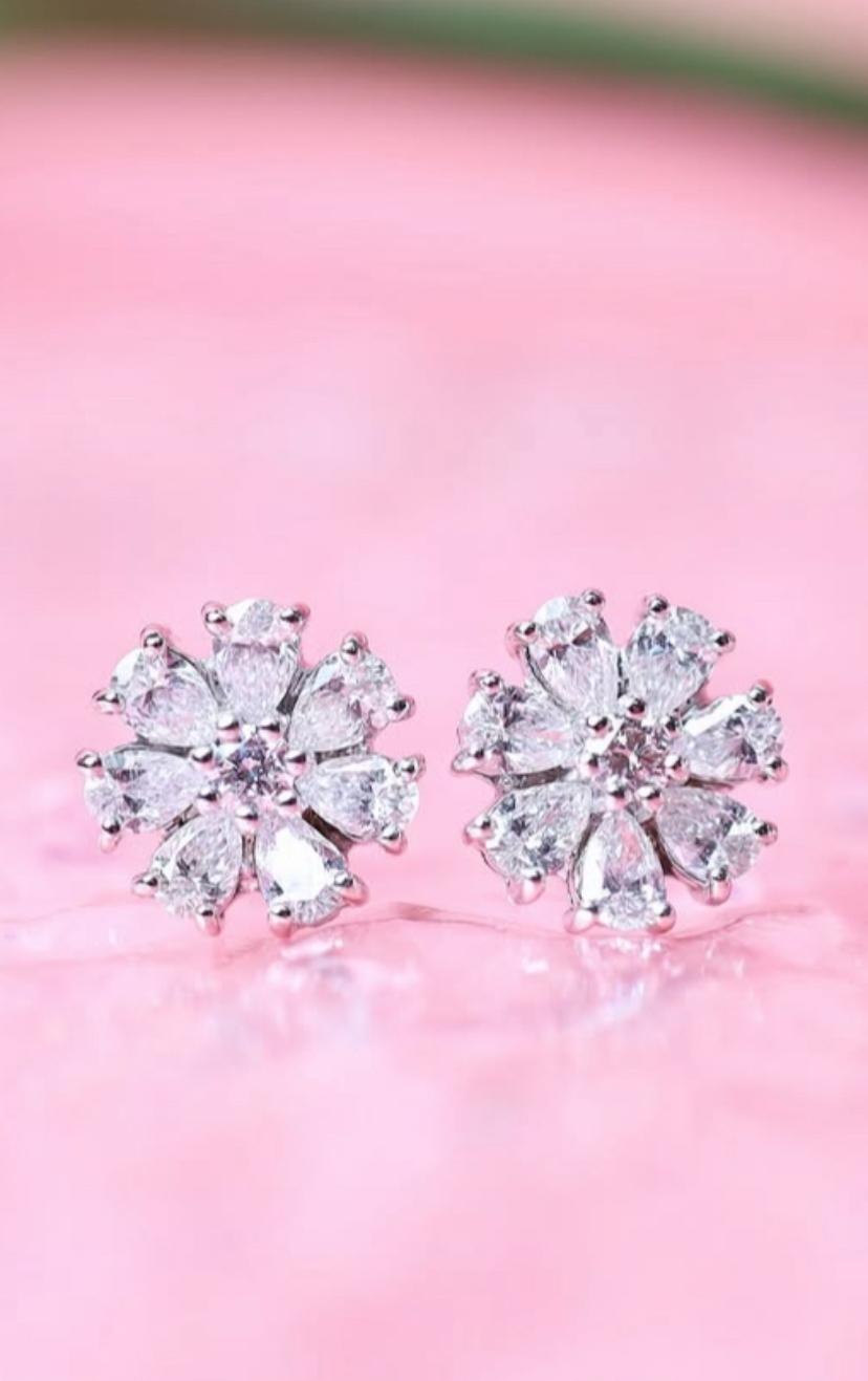 Orecchini floreali in oro 18K con diamanti da 1,40 carati in vendita 2