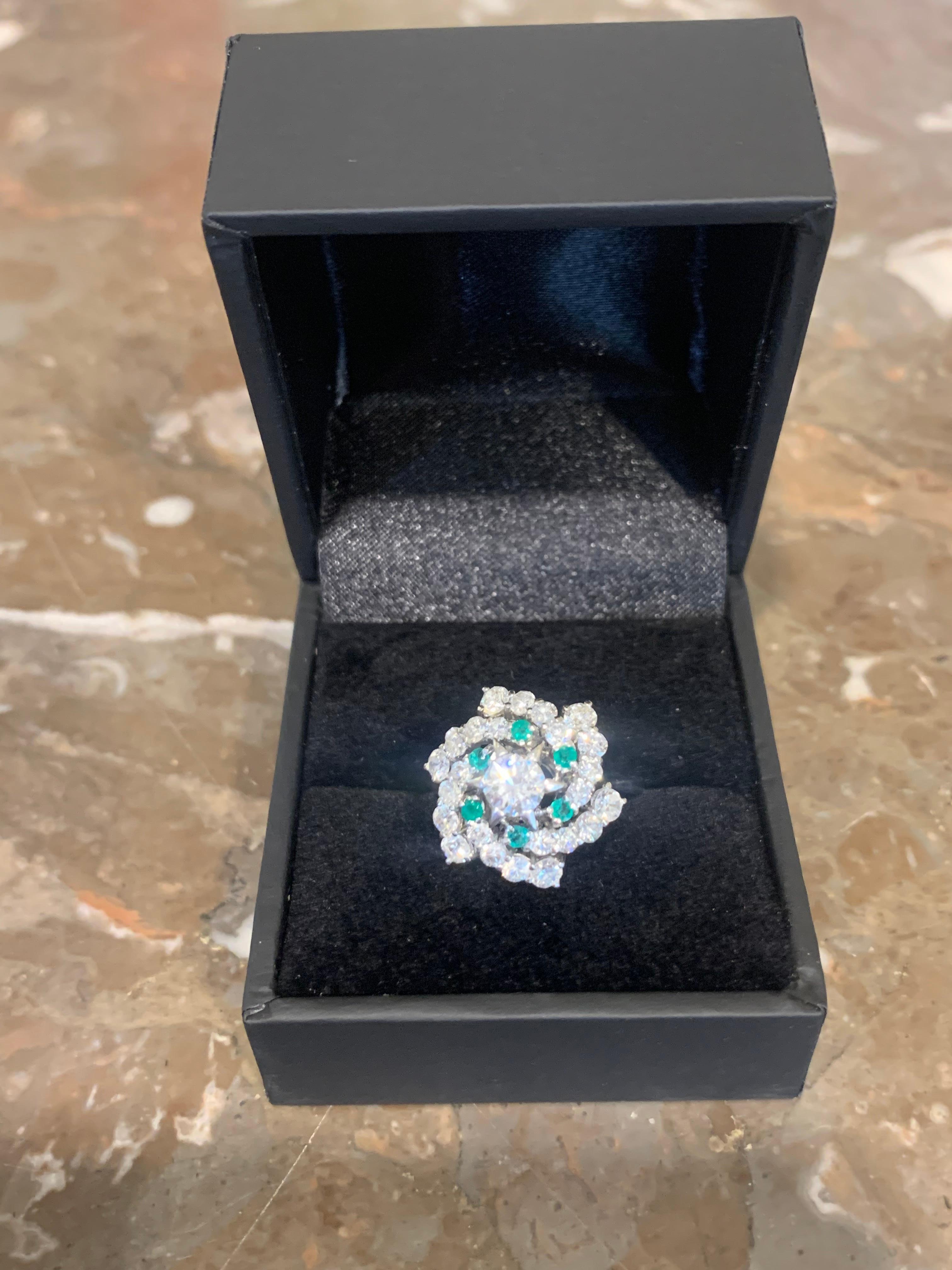 1.40 Carats Diamonds Emeralds 18 Carat White Gold Whirlwind Ring In Excellent Condition For Sale In Paris, FR