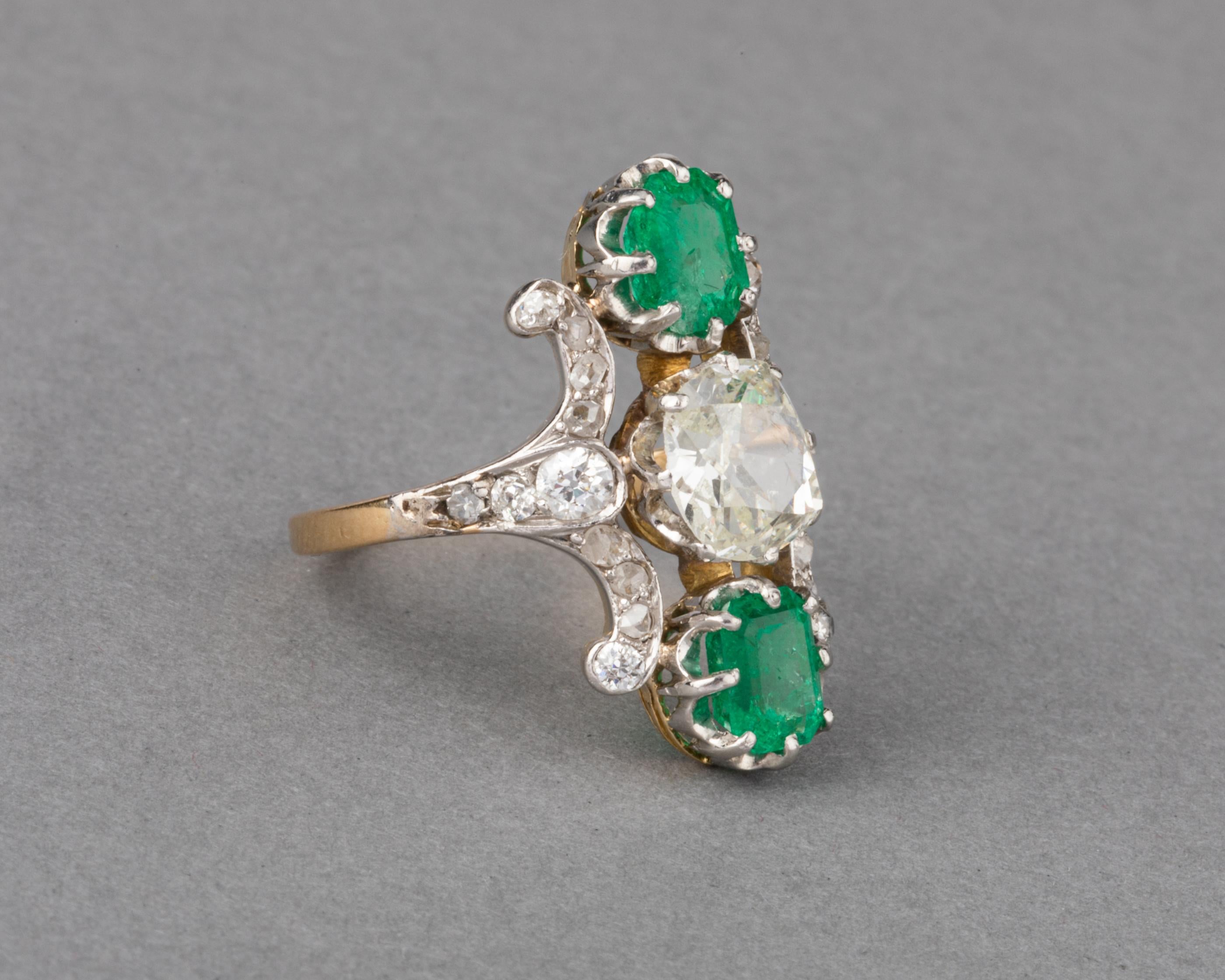 Belle Époque 1.40 Carats Emeralds and 1.10 Carat Diamonds French Antique Ring For Sale