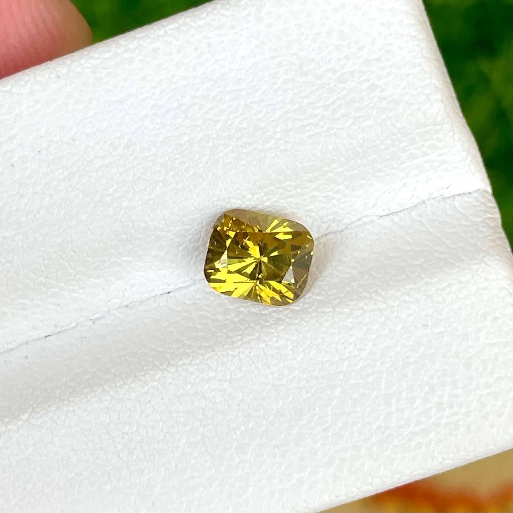 Moderne Pierre de grenat jaune fantaisie taille coussin de 1,40 carat du Mali en vente