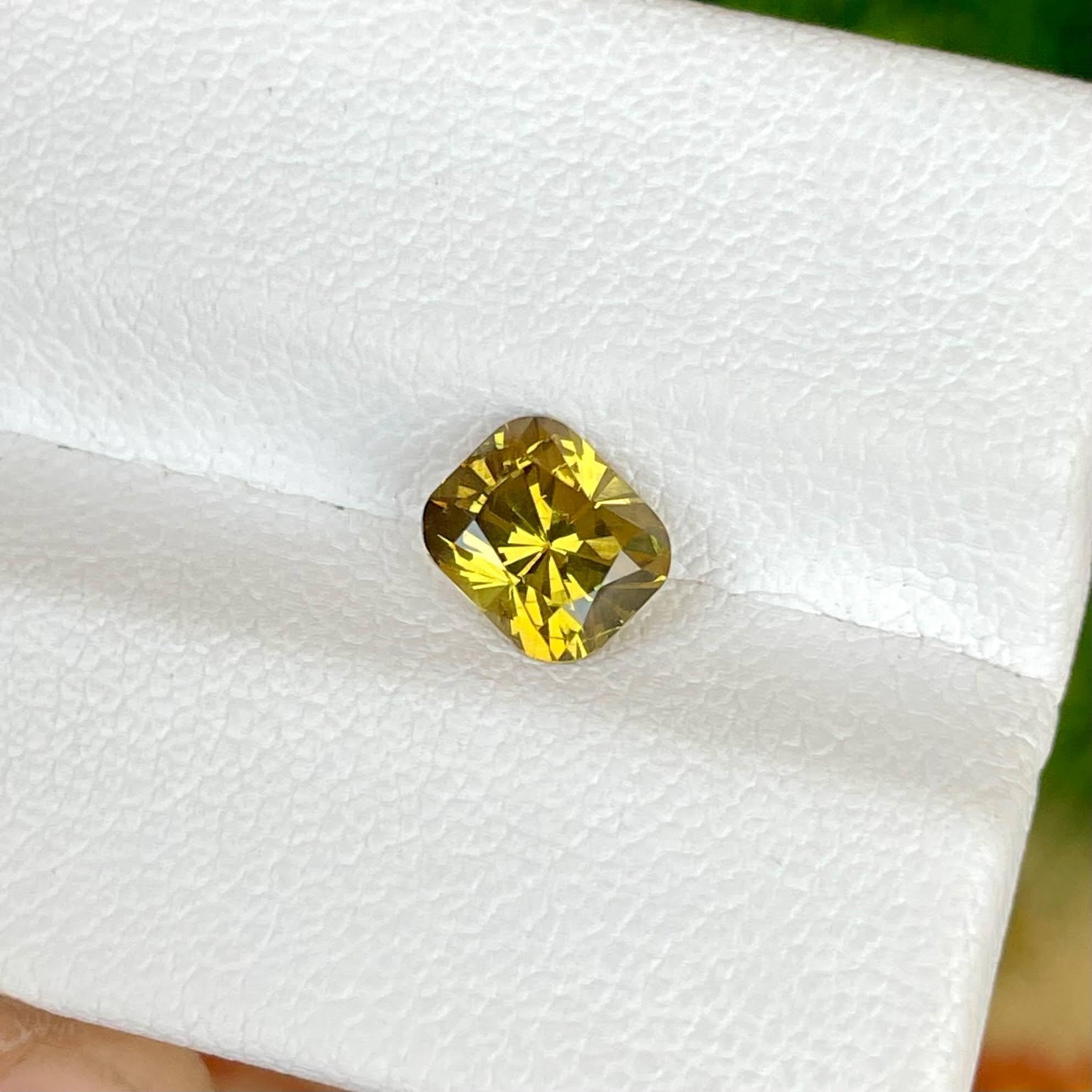 Taille coussin Pierre de grenat jaune fantaisie taille coussin de 1,40 carat du Mali en vente