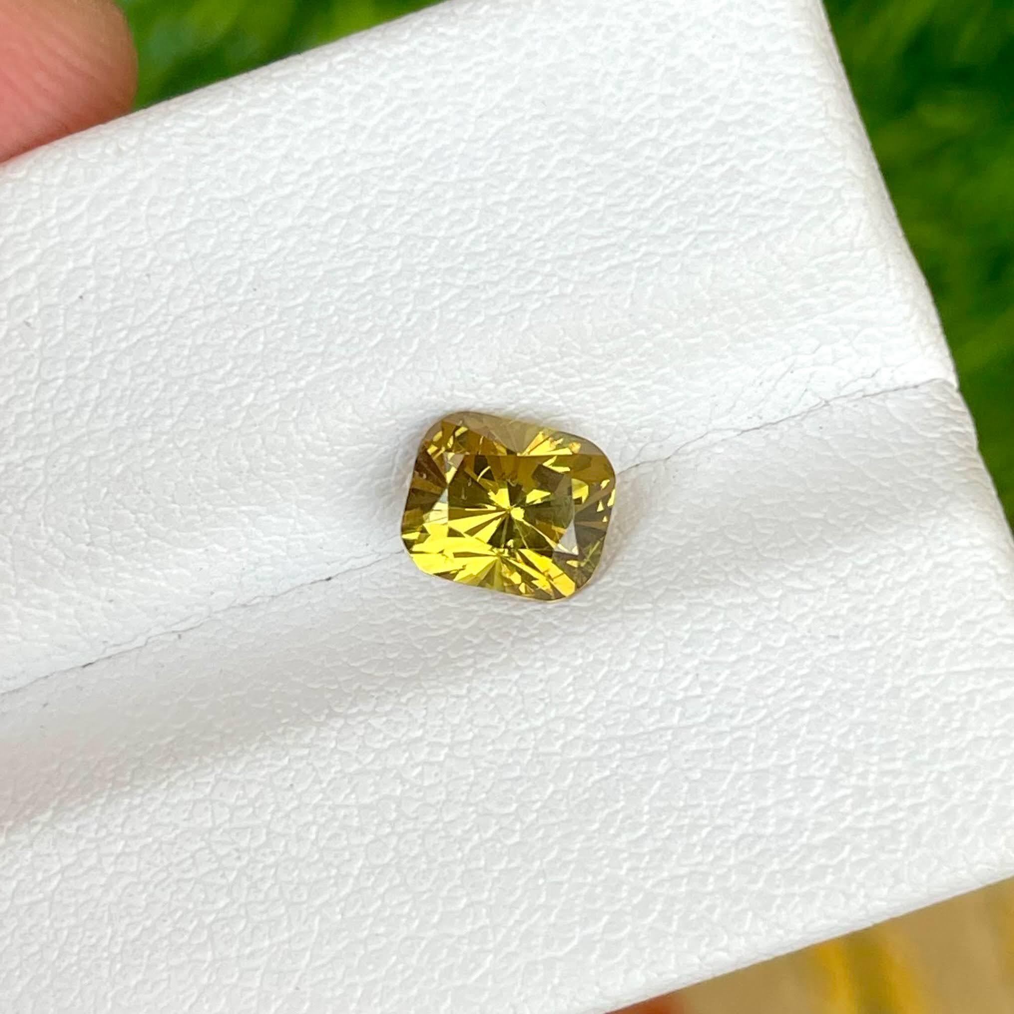 Pierre de grenat jaune fantaisie taille coussin de 1,40 carat du Mali Neuf - En vente à Bangkok, TH