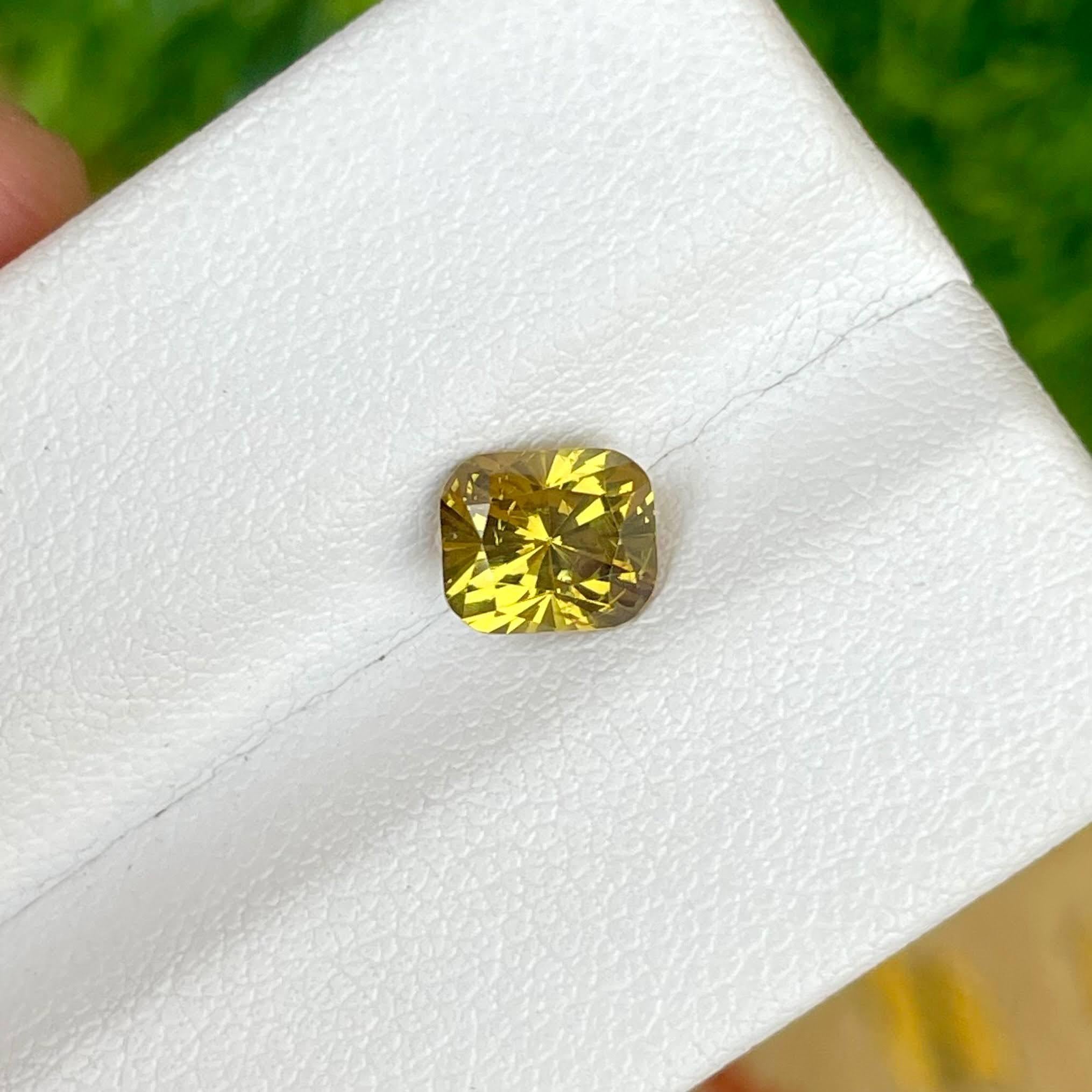 Pierre de grenat jaune fantaisie taille coussin de 1,40 carat du Mali Unisexe en vente
