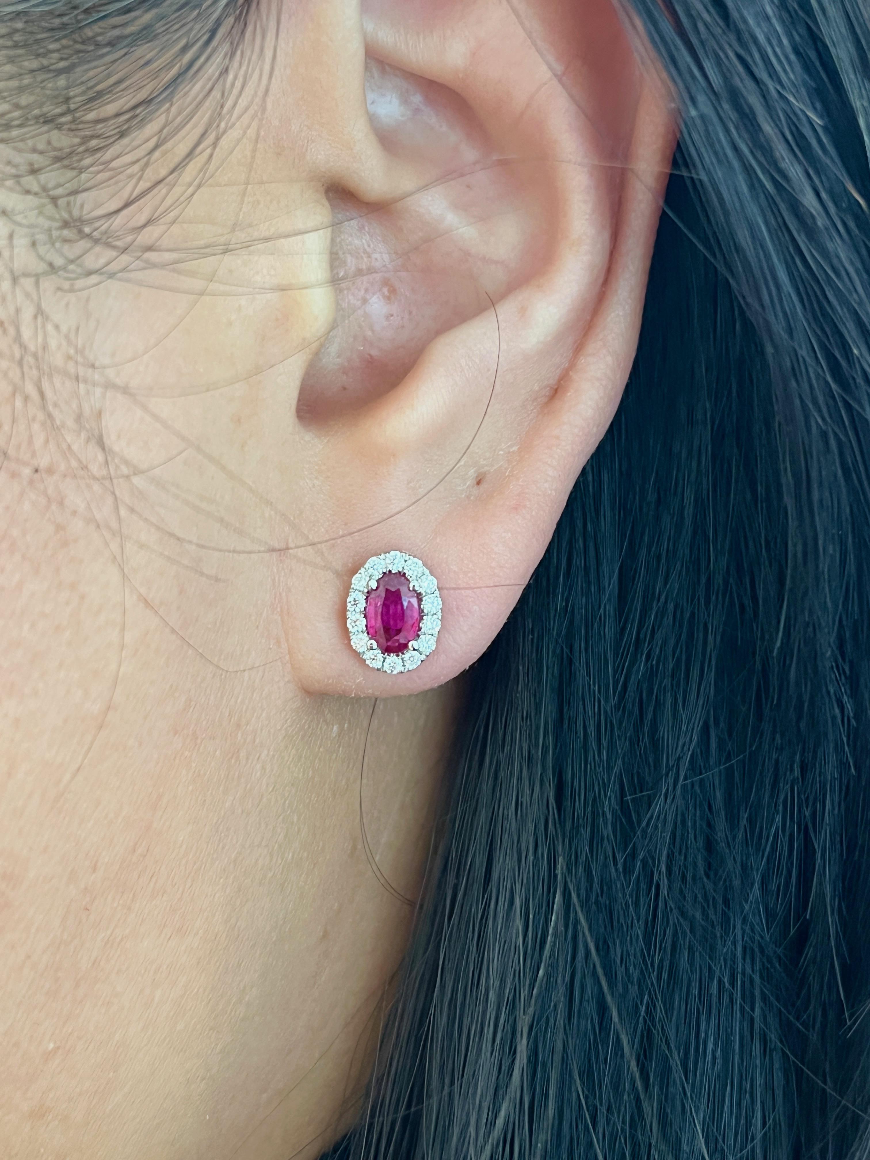 Ces étonnants clous d'oreilles en rubis traités thermiquement en Birmanie feront certainement tourner les têtes. Serti en or blanc 18k, et 28 diamants entourant les rubis. Les diamants présentent une couleur F/G et une pureté VS1/VS2. Un excellent