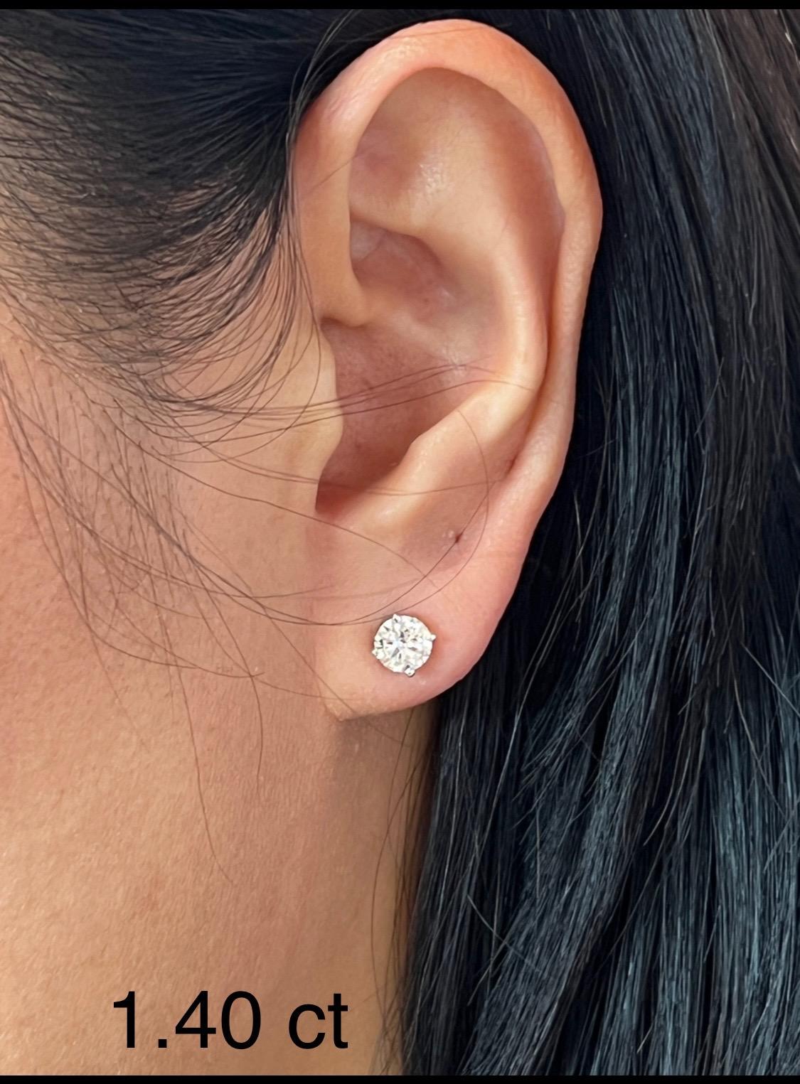 Ces magnifiques clous d'oreilles en diamant de 1,40 ct sont de couleur F/G et de pureté SI1/SI2.