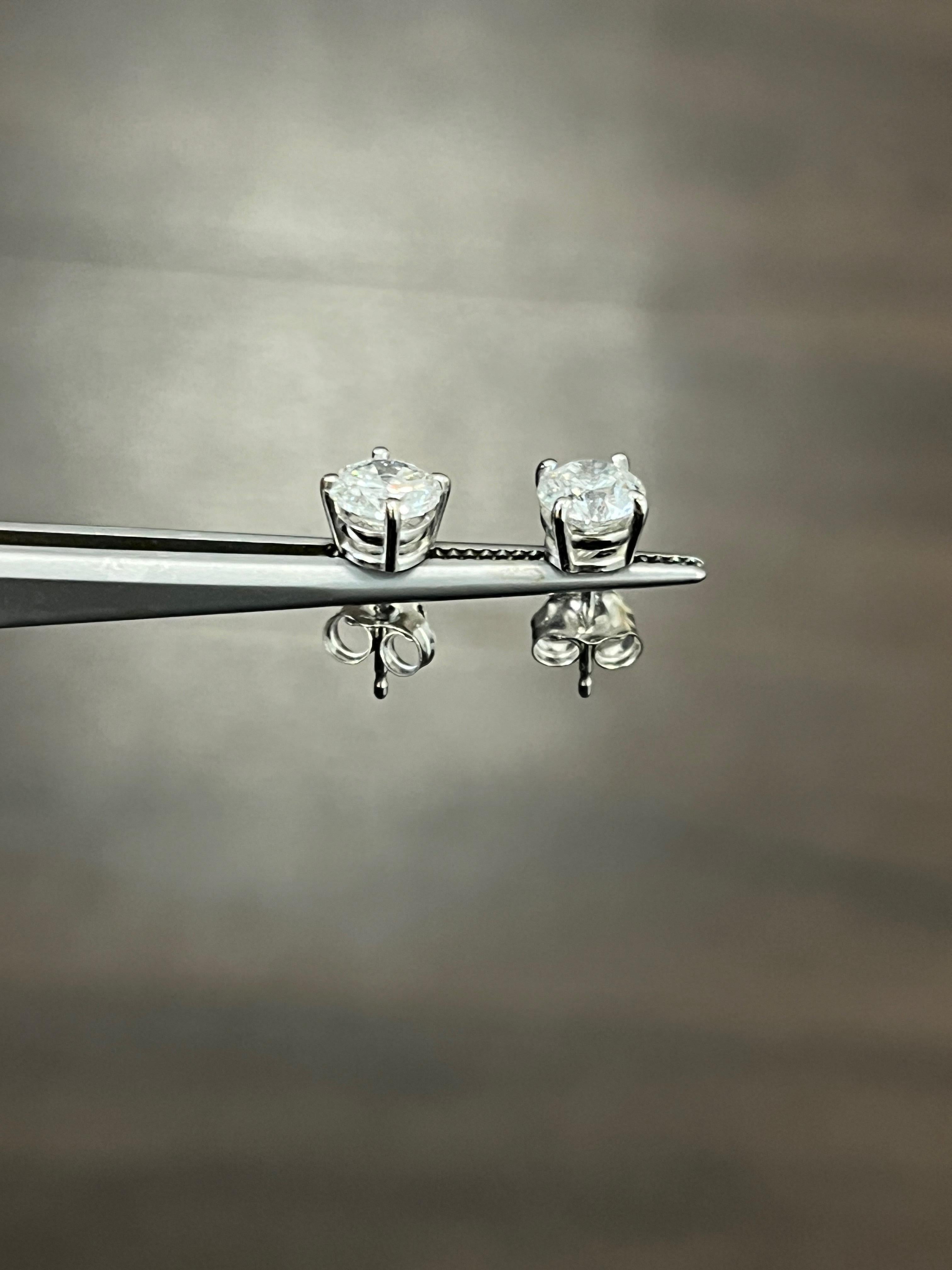 Taille ronde Boucles d'oreilles en diamant de 1.40 ct  en vente
