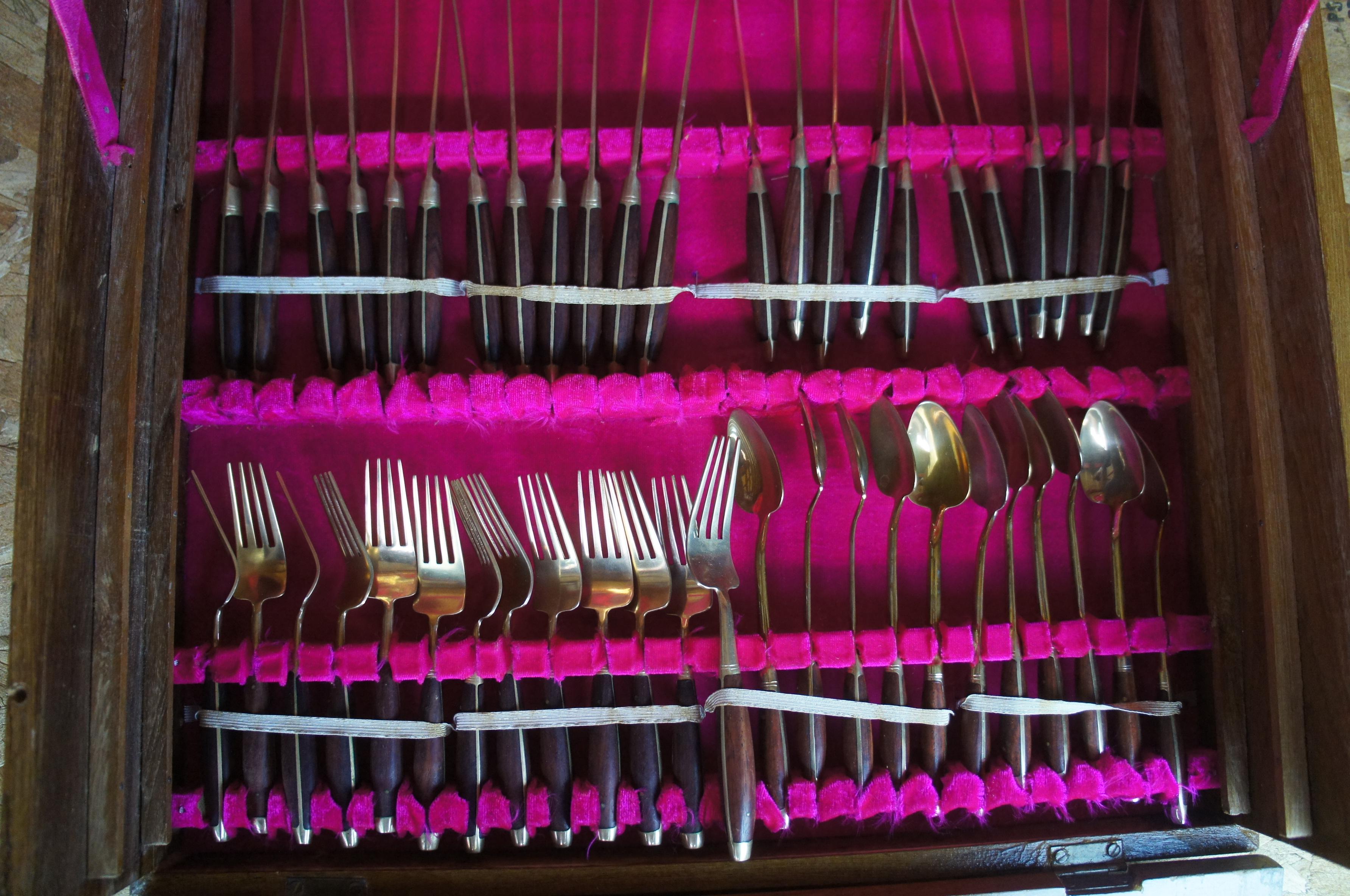 140 Pc Mid Century Modern Thai Brass Rosewood Cutlery Flatware Serving Set & Box In Good Condition In Dayton, OH