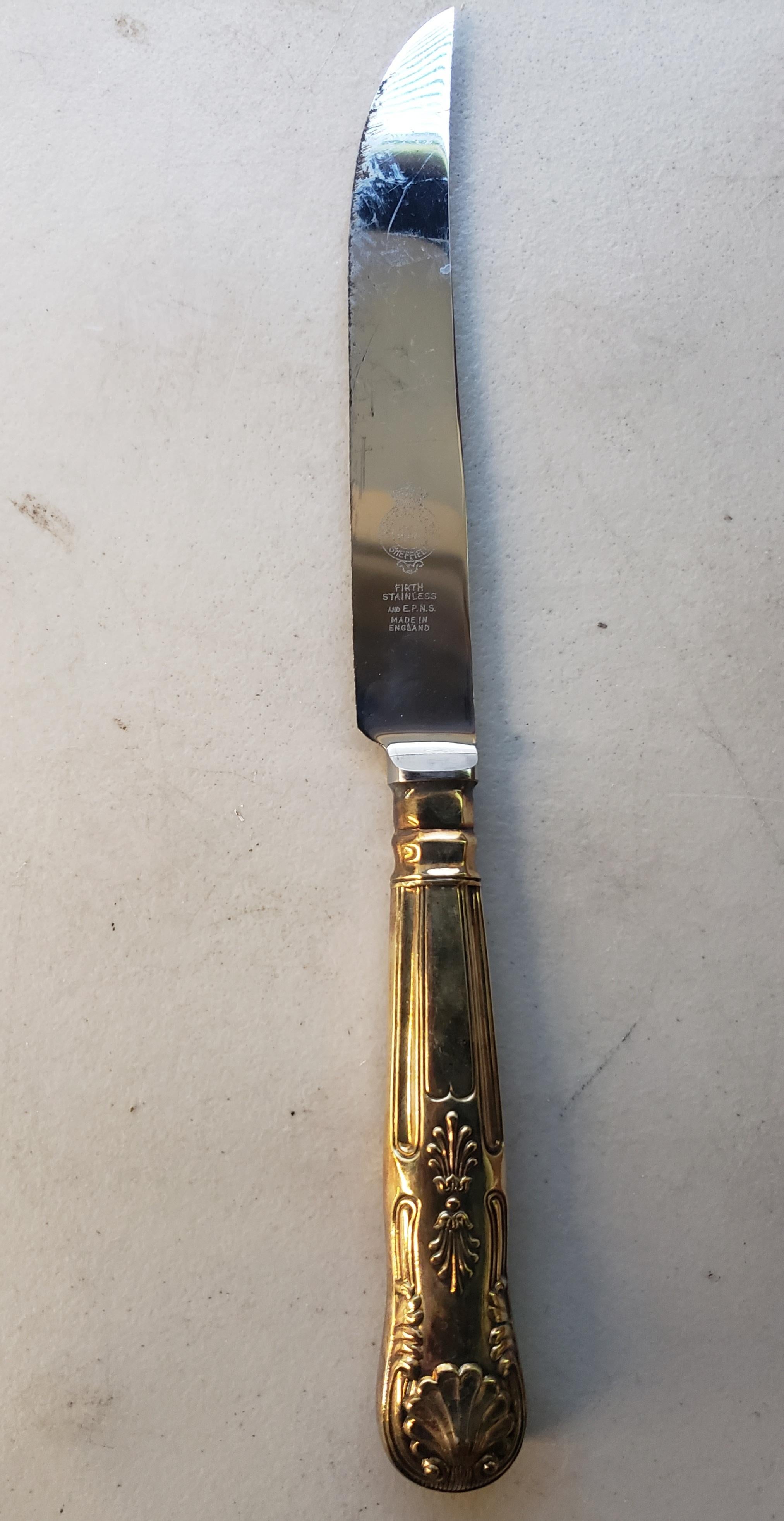 Cubertería de plata con baño de oro de 140 piezas John Turton Kings Pattern en cofre siglo XX