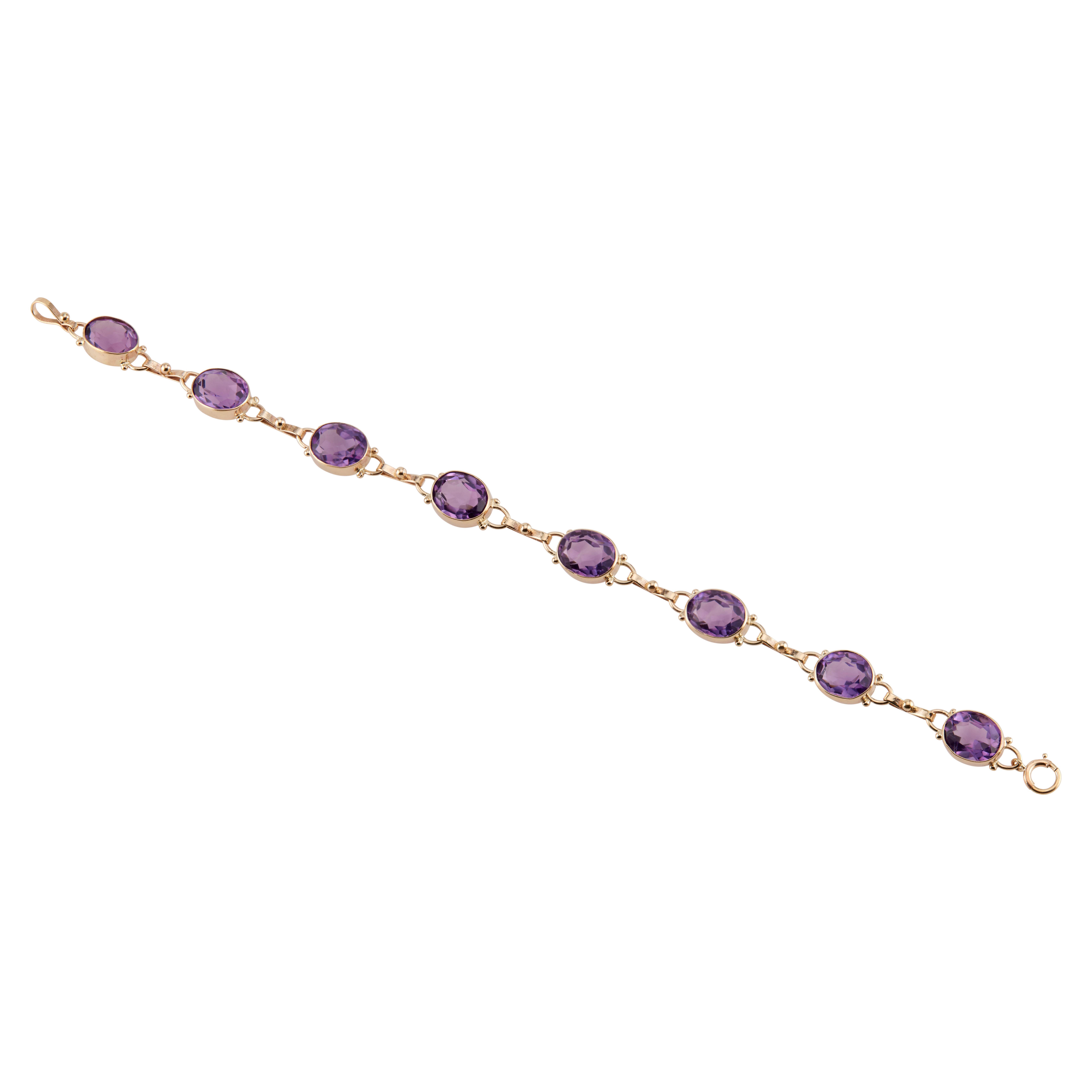 Vintage 1940's oval bezel set Amethyst bracelet in 14k yellow gold. 7.5 inches long. 

8 oval purple amethyst, approx. 14.00cts 
14k yellow gold 
Stamped: 14k
10.2 grams
Total length: 7.5 Inches
Width: 8.5mm 
Thickness/depth: 5.1mm

