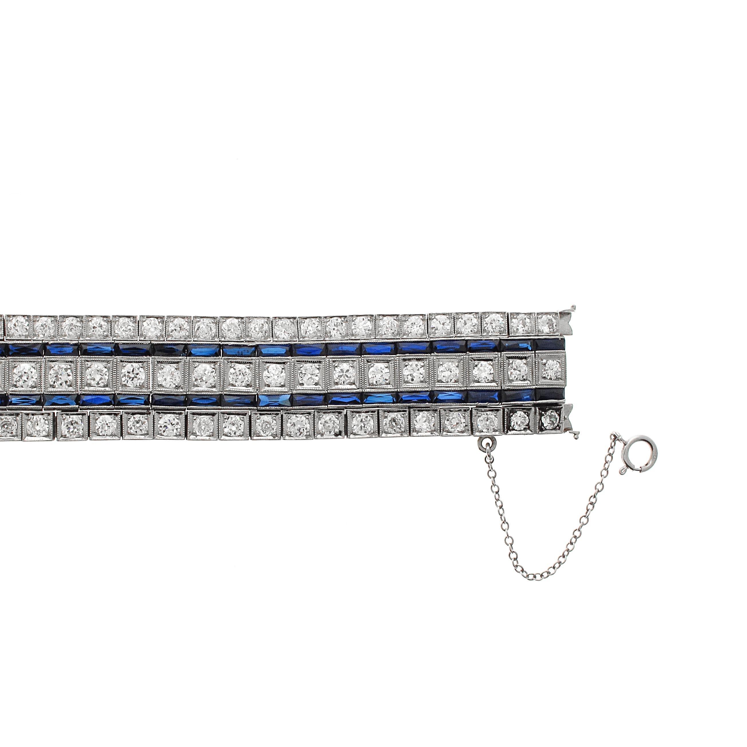 Art-Deco-Tennisarmband aus Platin mit Diamanten und Saphiren. Das Armband hat 129 runde Brillanten mit einem Gesamtgewicht von ca. 14,00 Karat. 
Die Saphire sind synthetisch, was in der Art-Déco-Ära sehr üblich ist.
Das Armband misst 7 Zoll in der