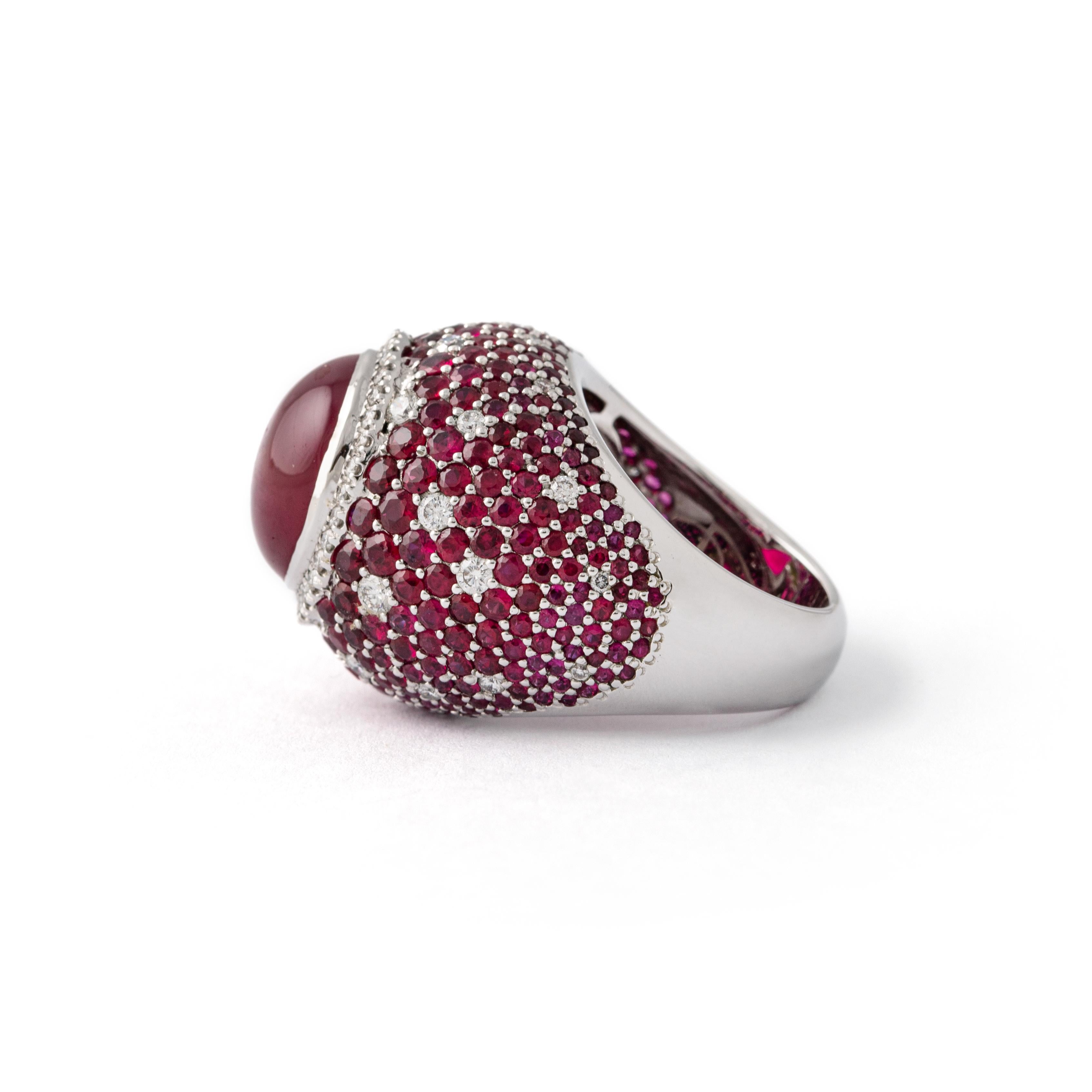 14.00 Carat Ruby Cabochon White Gold 18K Diamond Ring.
Total weight: 20.05 grams.
Ring Size: 7 US.

