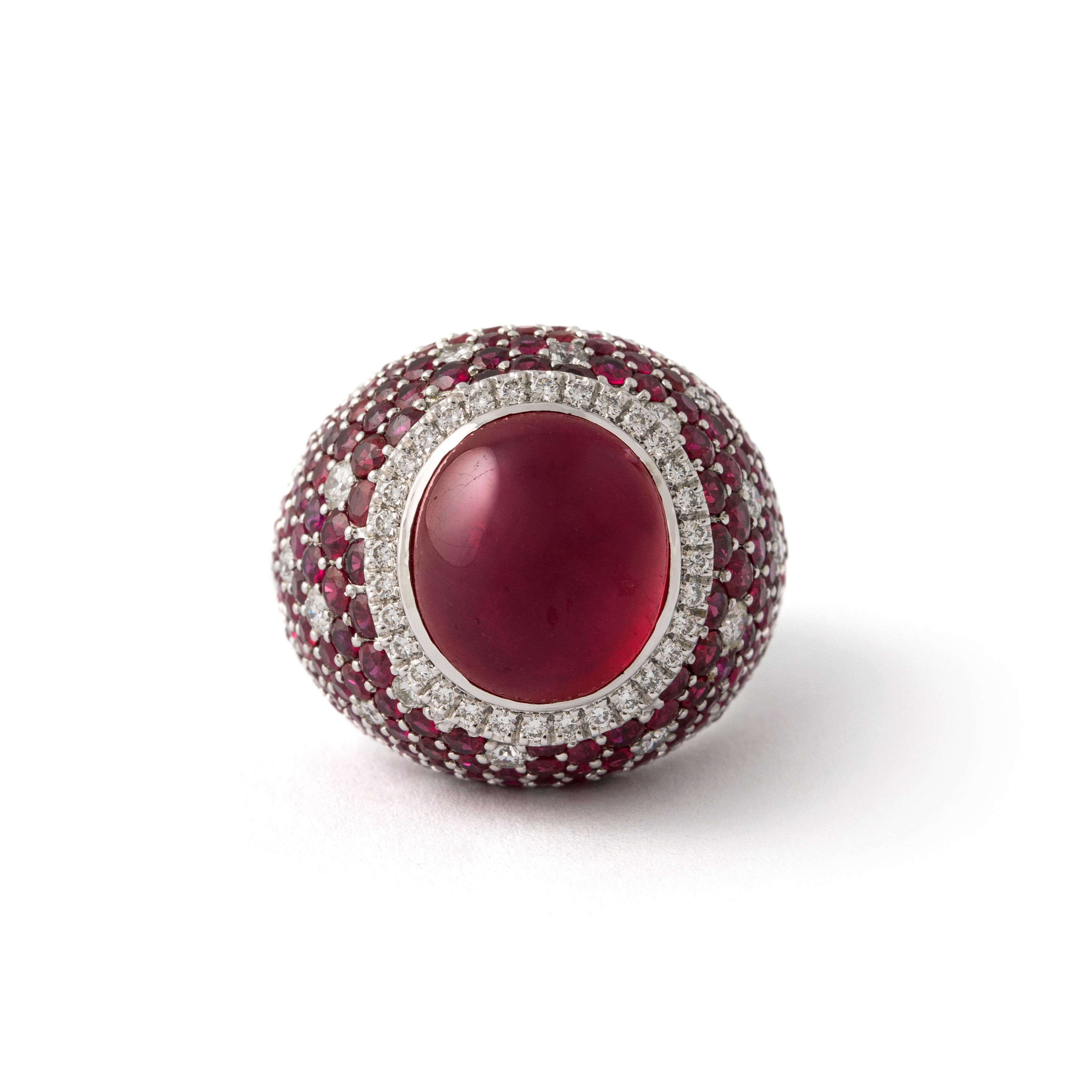 14.00 Carat Ruby Cabochon White Gold 18K Diamond Ring In Good Condition For Sale In Geneva, CH