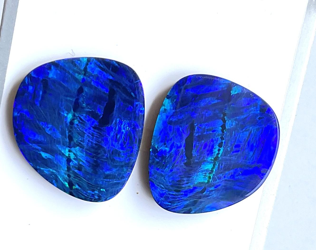 14.00 Carats Australian Opal Pair Royal Blue Flash play of Color Stone Gemstone (paire d'opales australiennes bleu royal)
Pierre précieuse : Opale doublet
Taille :18x16 MM
Poids :14.00 Carats
Quantité - 2 pièces
Forme - Fantaisie 