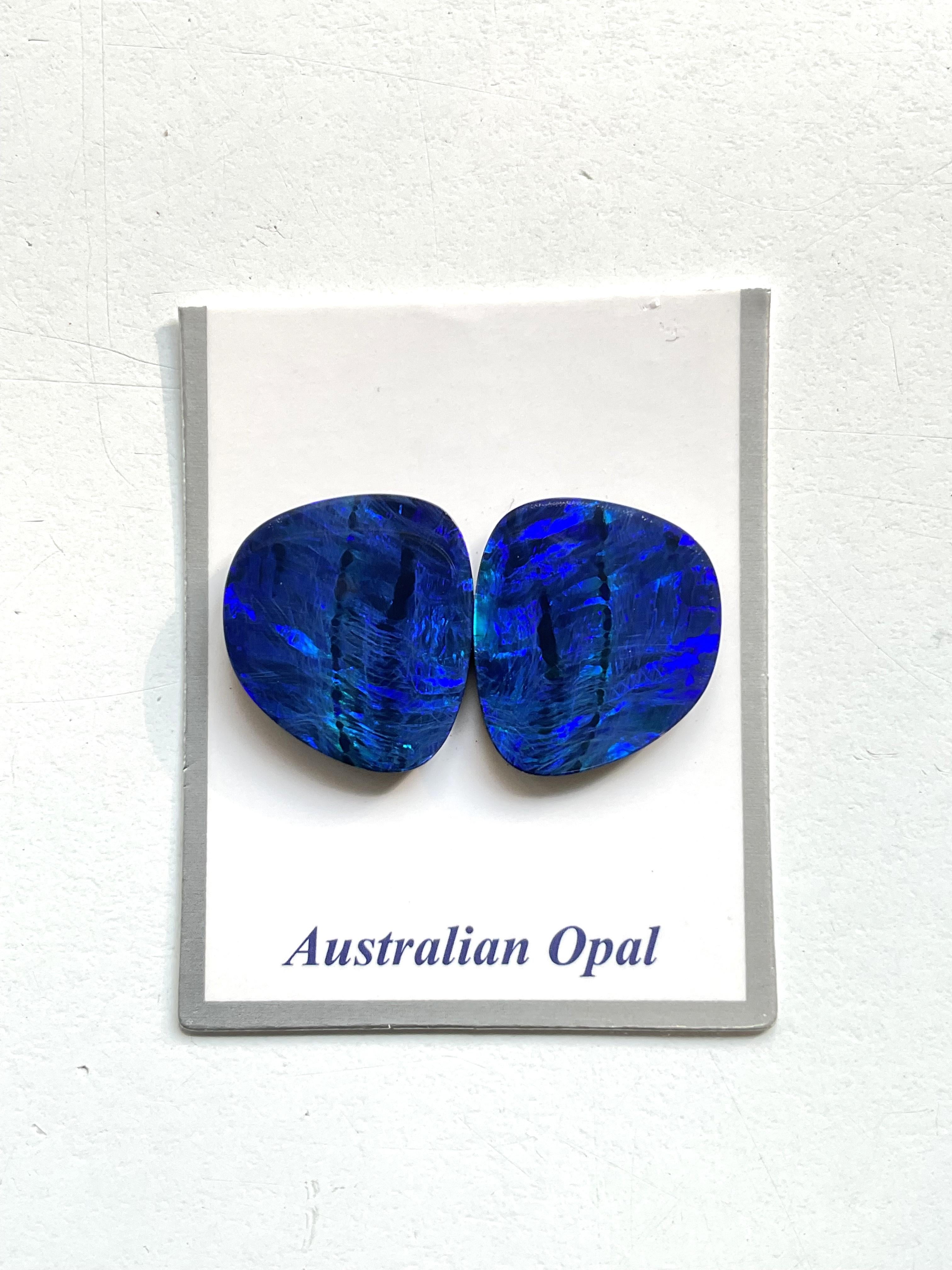 Non taillé 14.00 Carats Australian Opal Pair Royal Blue Flash play of Color Stone Gemstone (paire d'opales australiennes bleu royal) en vente