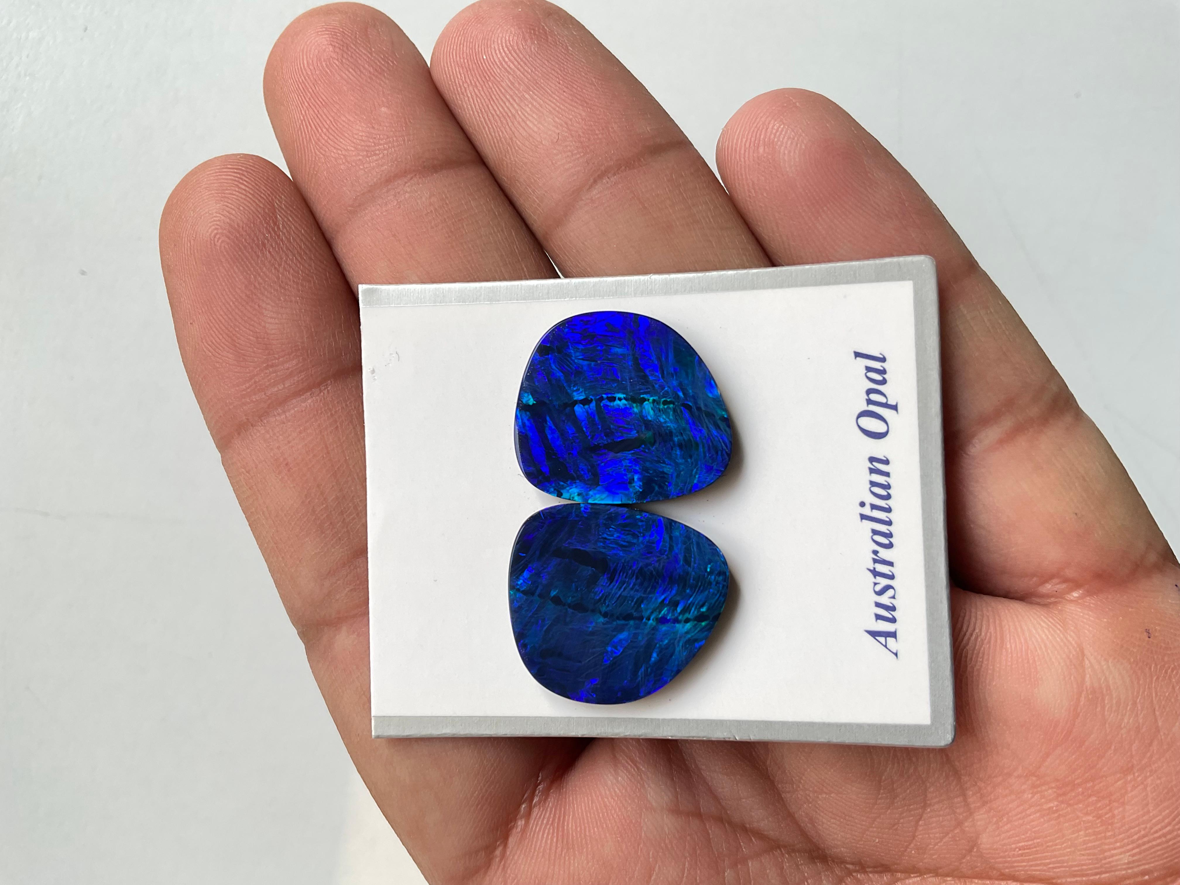 14.00 Carats Australian Opal Pair Royal Blue Flash play of Color Stone Gemstone (paire d'opales australiennes bleu royal) Unisexe en vente